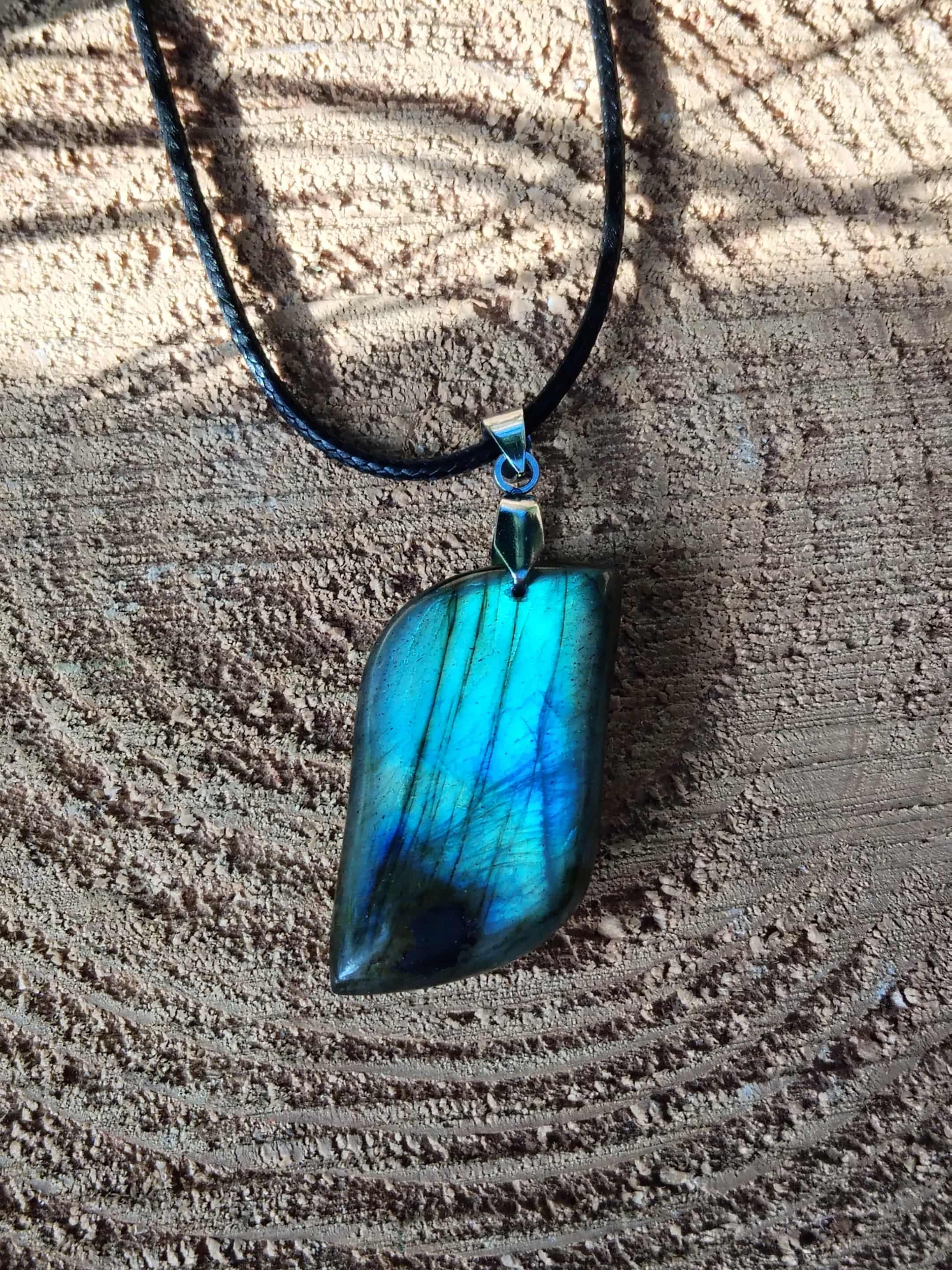 Pendentif labradorite verte sur bois – protection énergétique, équilibre émotionnel, intuition et clarté mentale