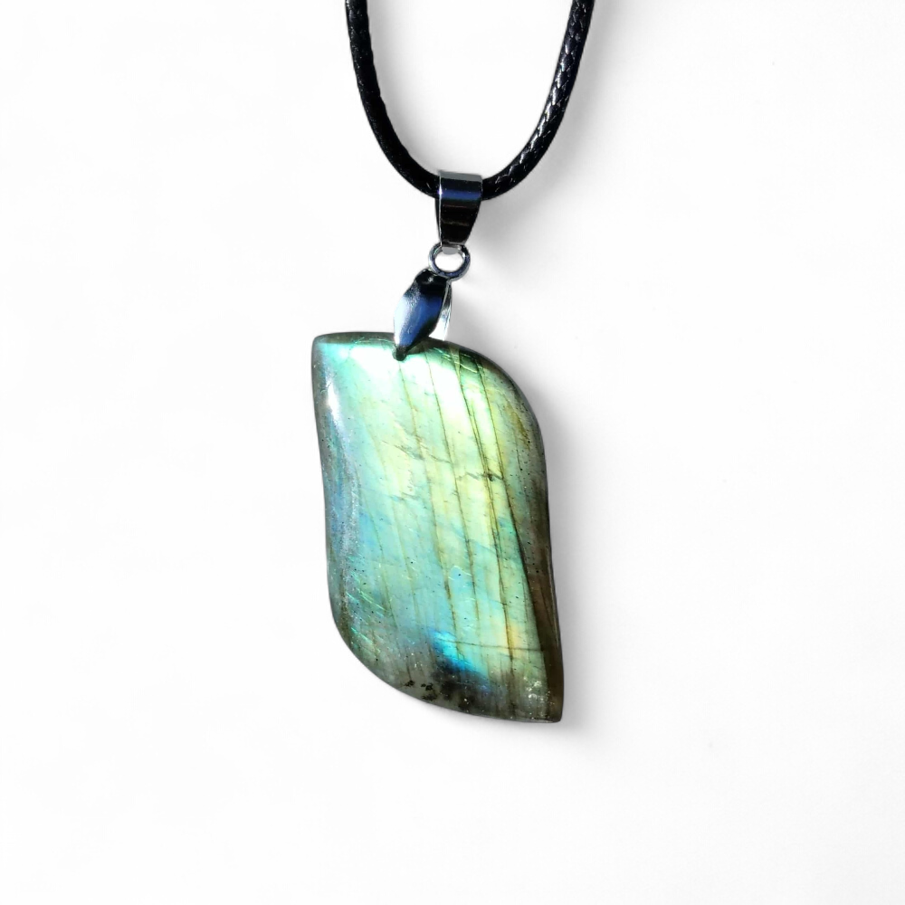 pendentif-labradorite-verte-sur-fond blanc-protection