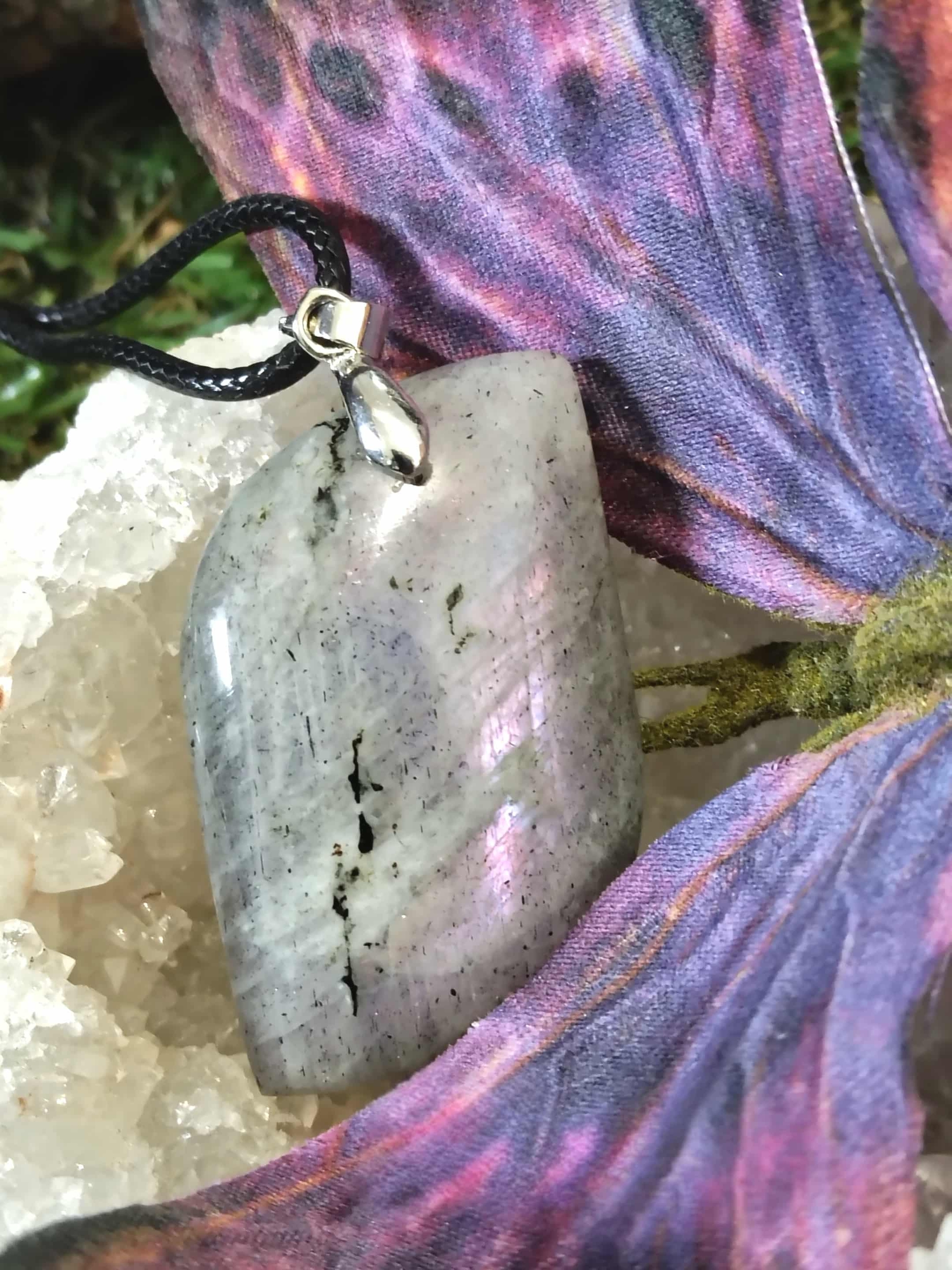 Pendentif labradorite irisée sur cordon noir avec quartz blanc et herbe, bijou en pierre naturelle évoquant la sensibilité maîtrisée, l’intuition et le calme émotionnel.