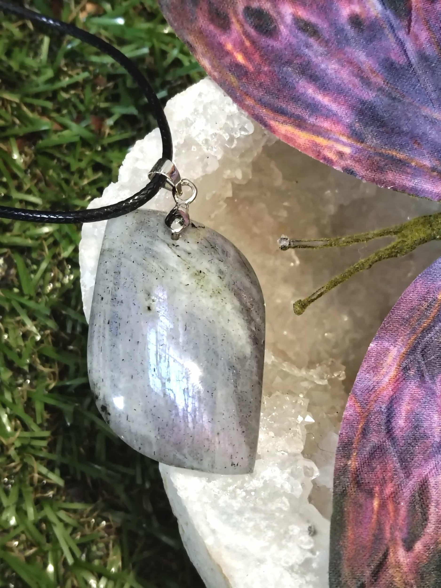 Pendentif labradorite arc-en-ciel sur amas de quartz avec papillon irisé, bijou en pierre naturelle lié à l’harmonie émotionnelle, au réconfort et à la perception fine.