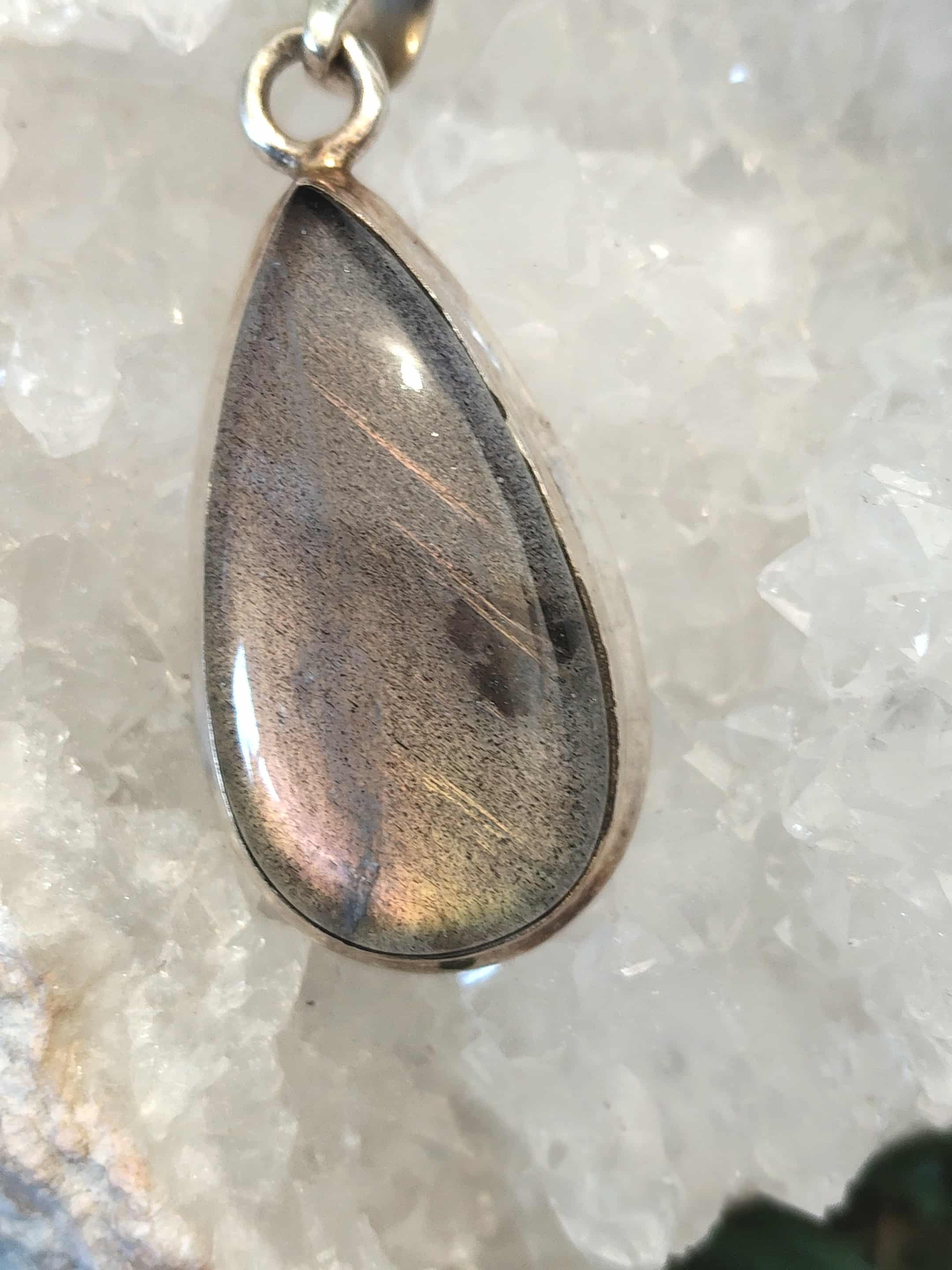 Pendentif labradorite violette à reflet irisé sur druse de quartz, bijou en argent 925 associé à la clarté intérieure, à l’inspiration et à l’écoute intuitive.