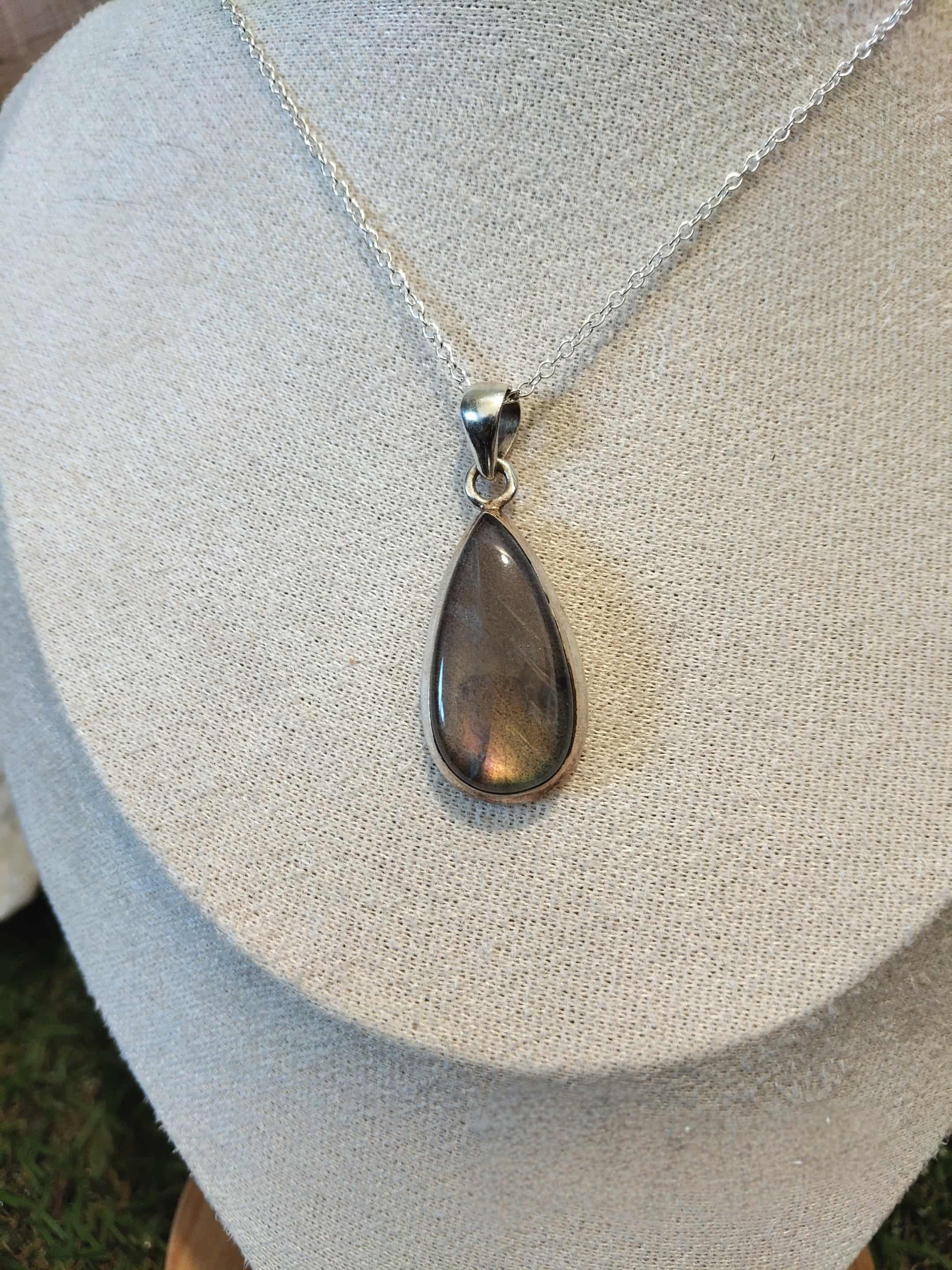 Pendentif goutte labradorite violette avec bélière en argent 925 sur buste, collier pierre naturelle associé à la tranquillité, à la protection et au lâcher-prise.