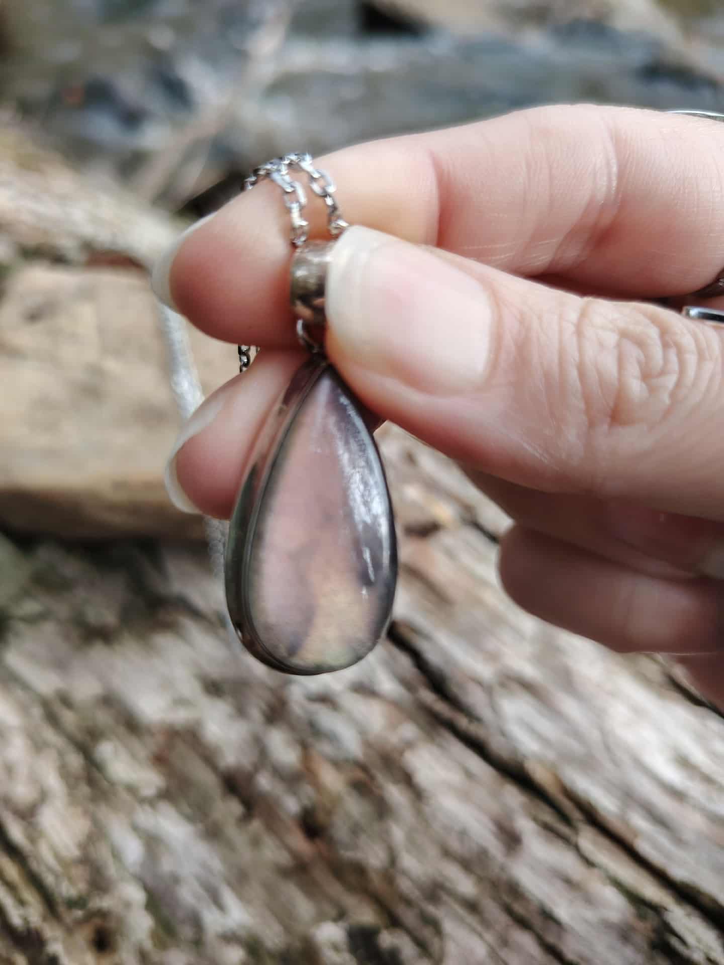 Pendentif labradorite polie sur chaîne, photographié en main – bouclier énergétique pour empathes