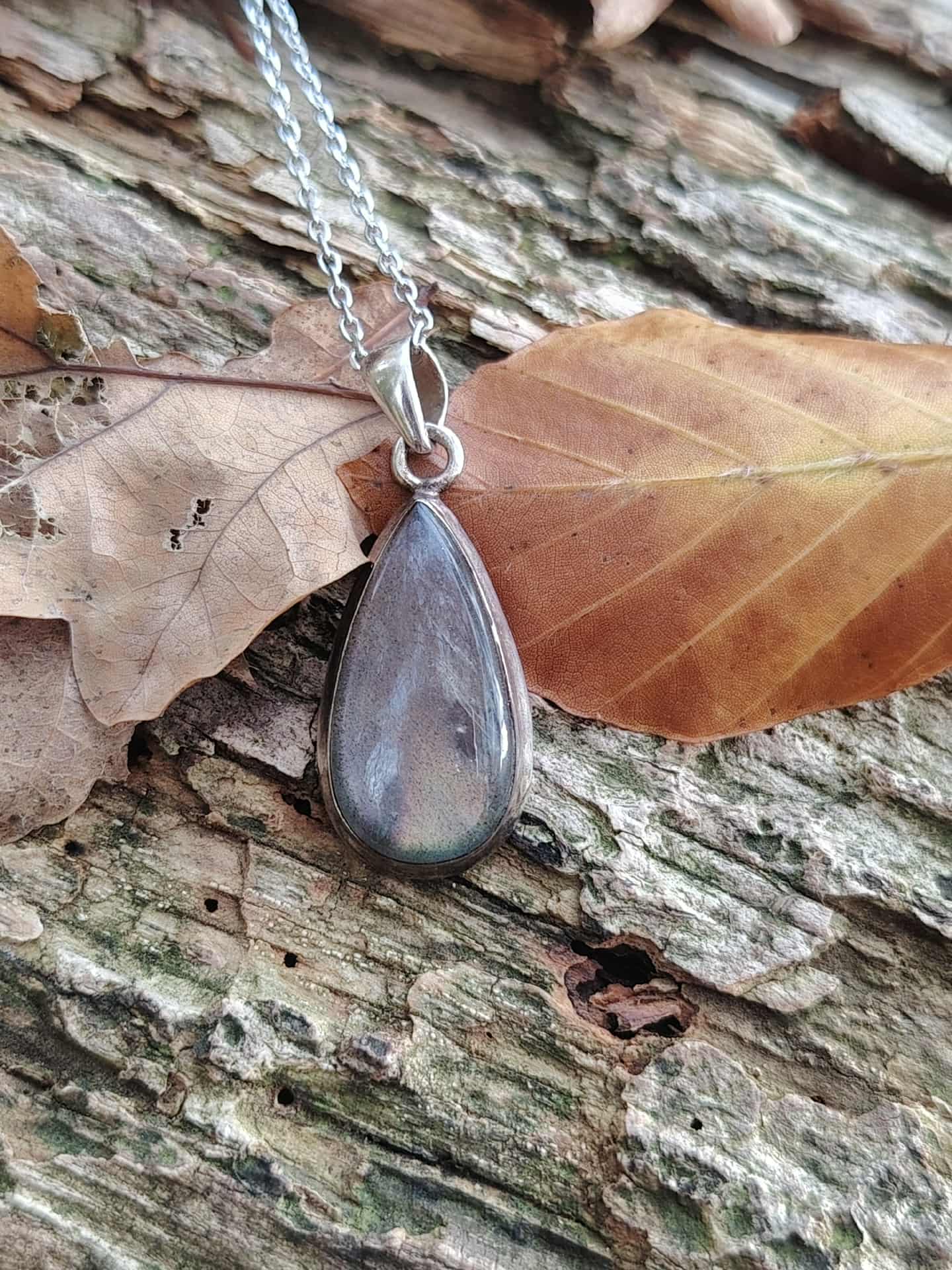 Bijou labradorite violette sur écorce avec feuille beige, pendentif en pierre naturelle relié à la vision intérieure, au discernement et à la sagesse subtile.
