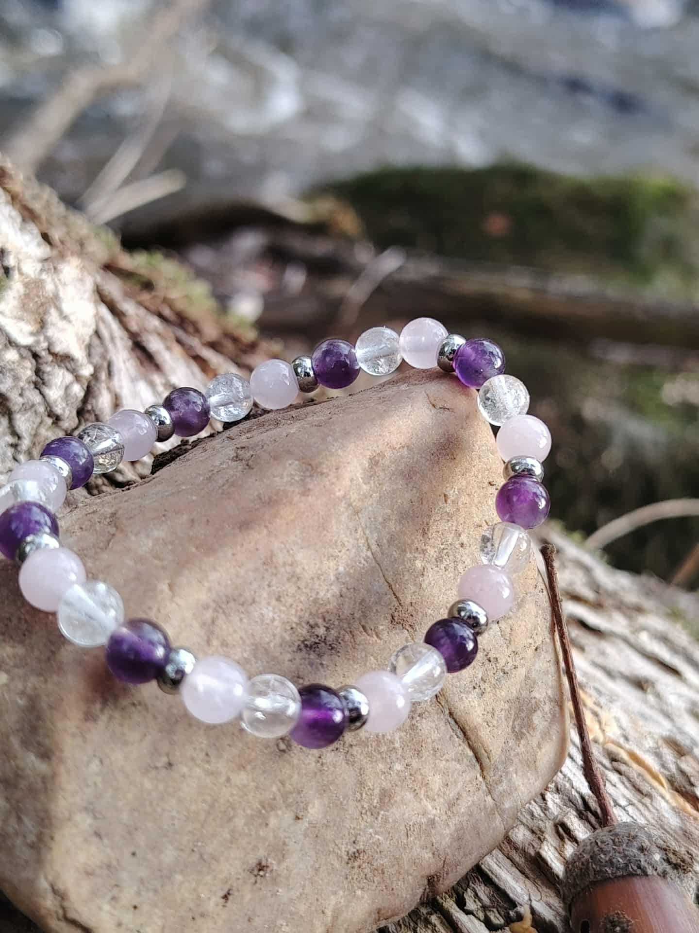 Bracelet en améthyste, quartz rose et cristal de roche sur galet, bijou en pierres naturelles pour calme mental, douceur et recentrage