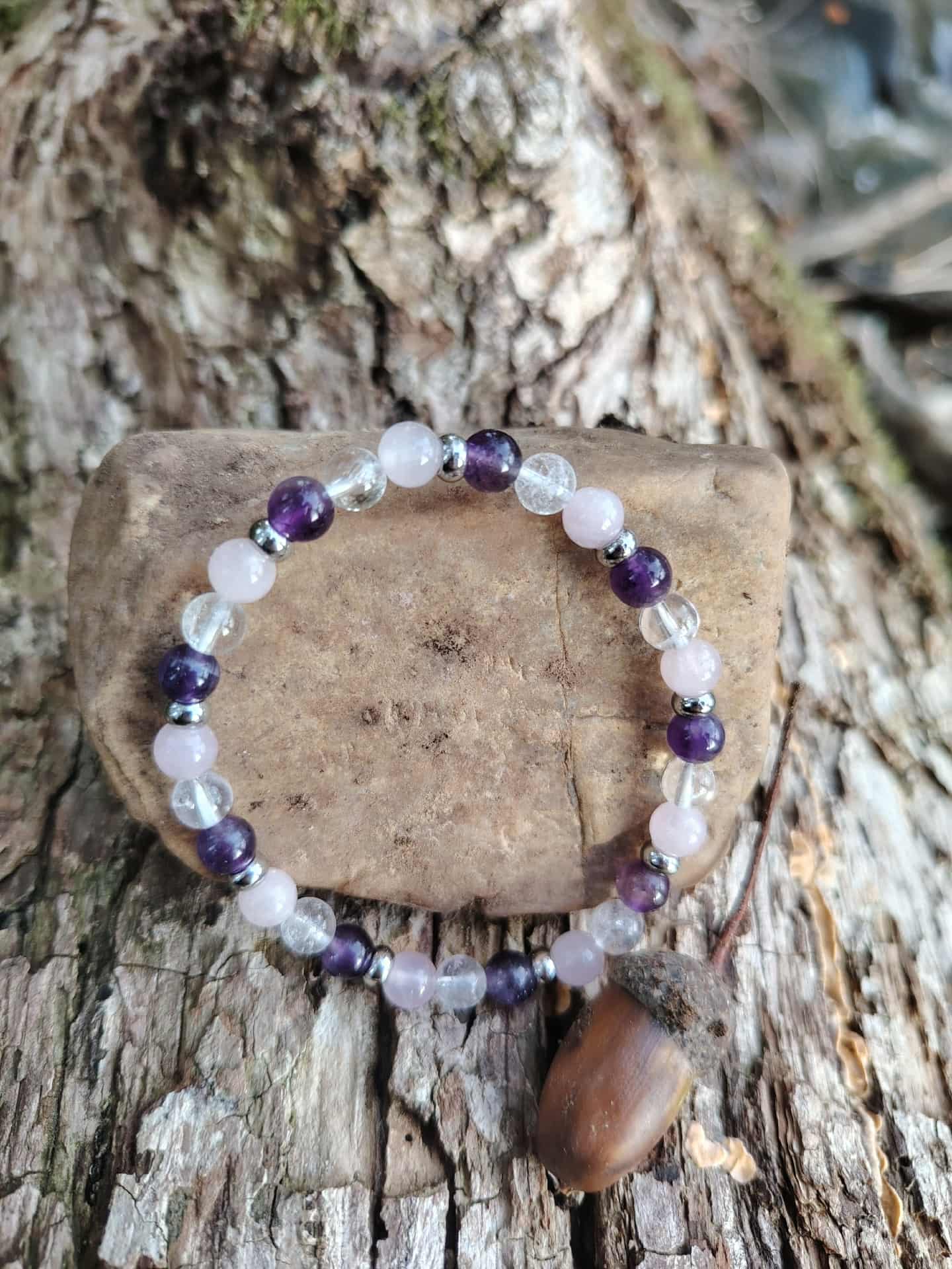 Bracelet 3 pierres améthyste, quartz rose et cristal de roche sur bois, perles naturelles 6 mm pour apaisement et harmonie du cœur
