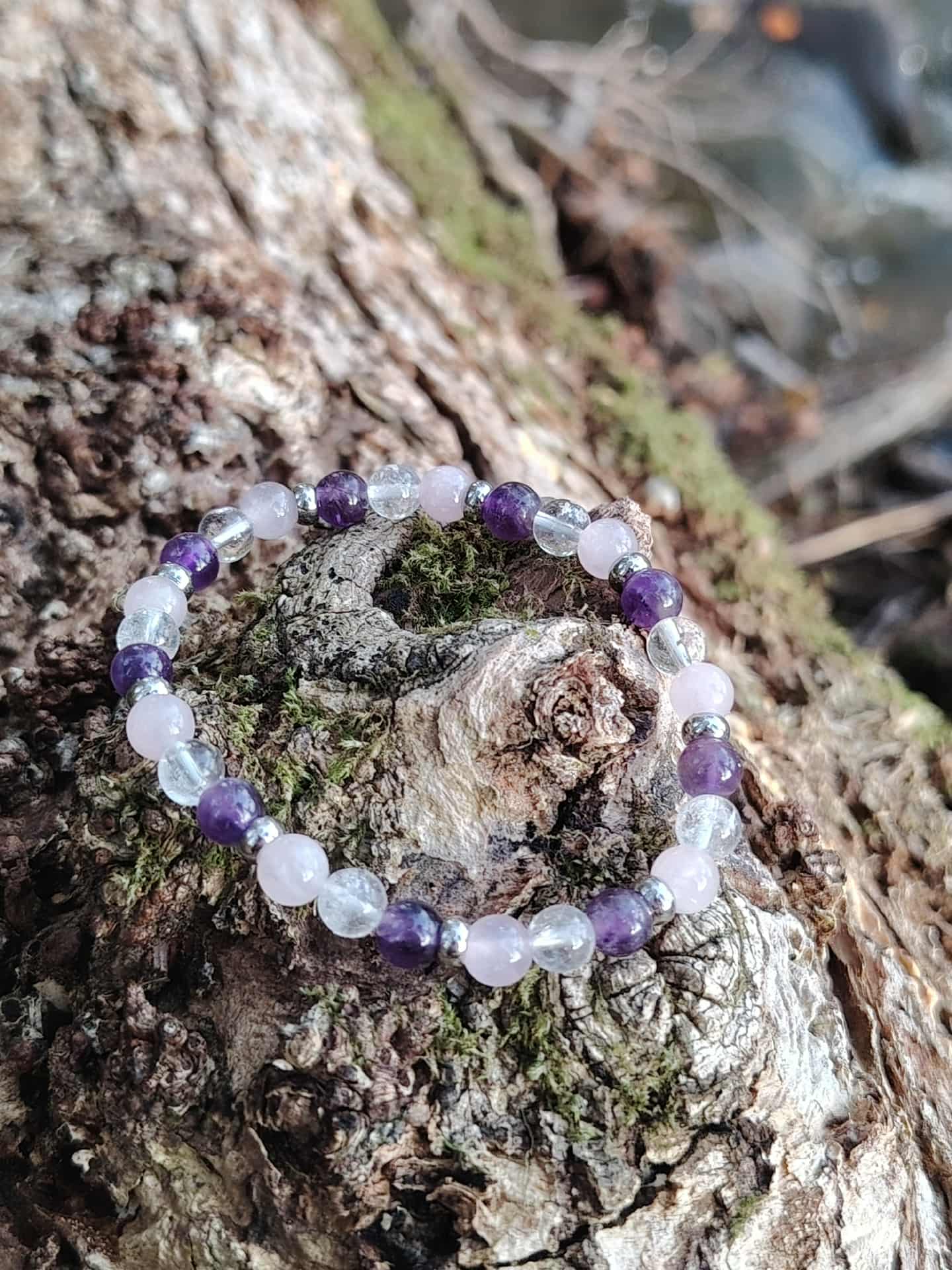 Bracelet améthyste, quartz rose et cristal de roche posé sur écorce, perles naturelles 6 mm pour réconfort, paix intérieure et ancrage doux