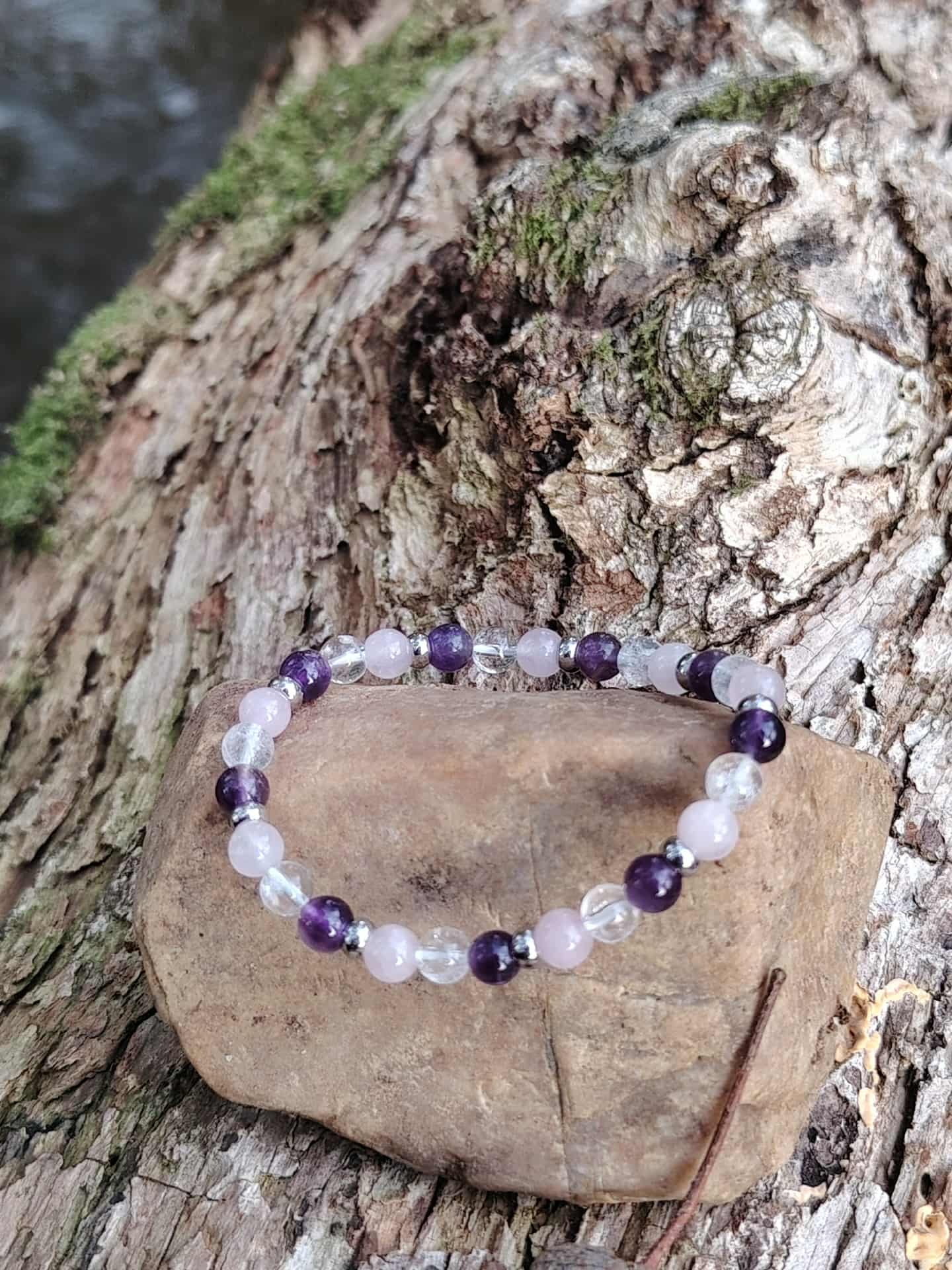 Bracelet 6 mm améthyste, quartz rose et cristal de roche sur galet avec fond écorce, équilibre émotionnel et clarté du ressenti