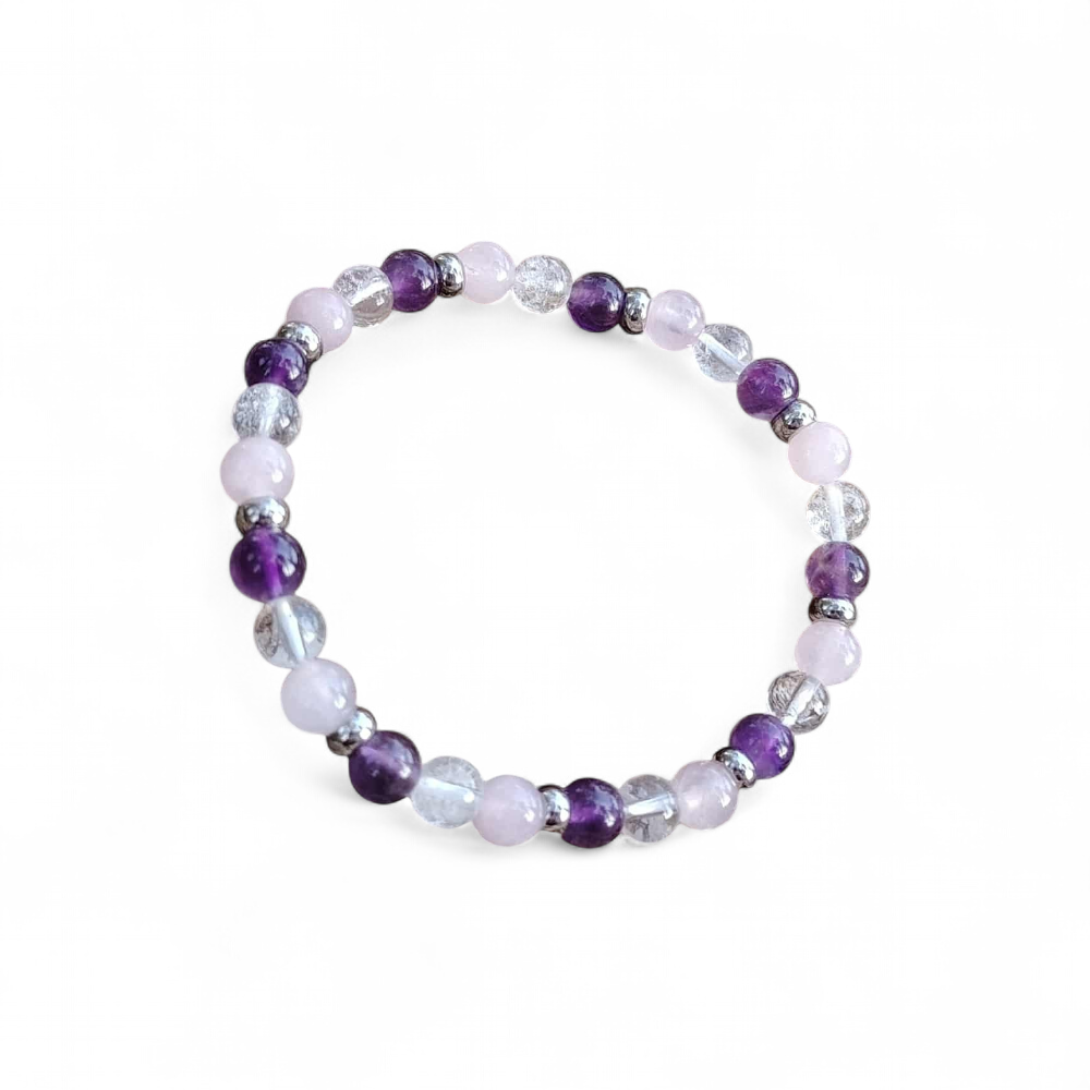 Bracelet trio améthyste, quartz rose et cristal de roche sur fond blanc, perles 6 mm pour sérénité, tendresse et équilibre intérieur