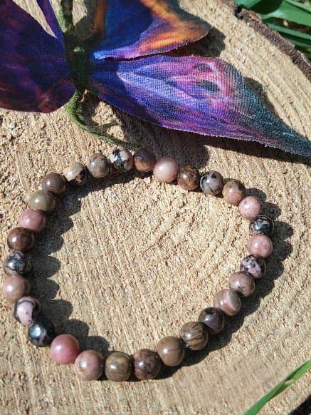 Bracelet rhodonite 6 mm sur rondin de bois avec aile de papillon violette, lâcher-prise, réouverture du cœur