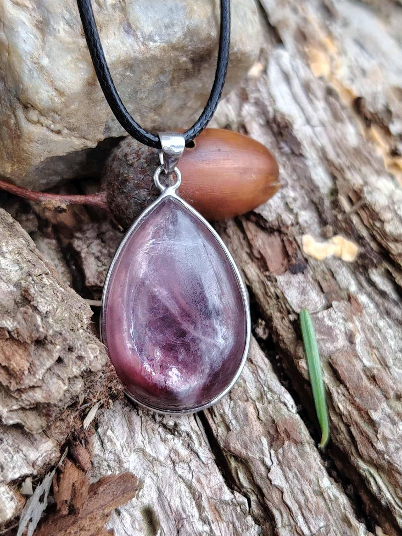 Pendentif lépidolite argent 925 sur écorce de bois, bijou en pierre naturelle évoquant le relâchement, la paix du mental et le réconfort émotionnel.