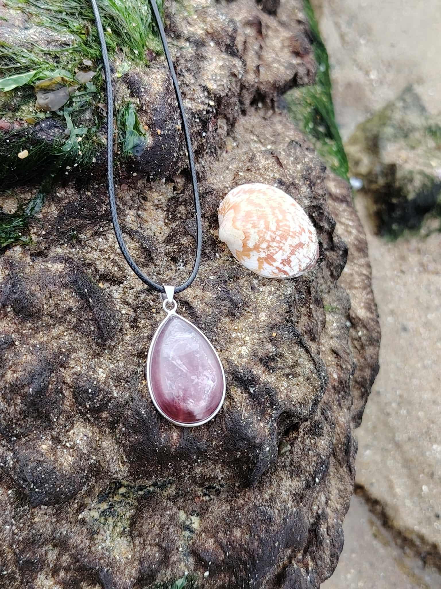 Pendentif lépidolite en argent 925 sur rocher avec coquillage, bijou en pierre naturelle associé au réconfort, à la relaxation et à l’harmonie intérieure.