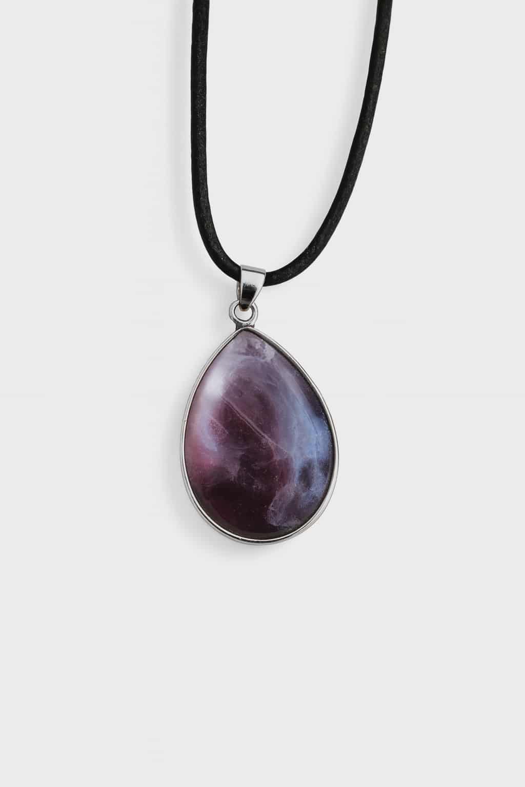 Pendentif lépidolite en argent 925 sur fond blanc, bijou en pierre naturelle relié au calme intérieur, au recentrage et à la sérénité émotionnelle.
