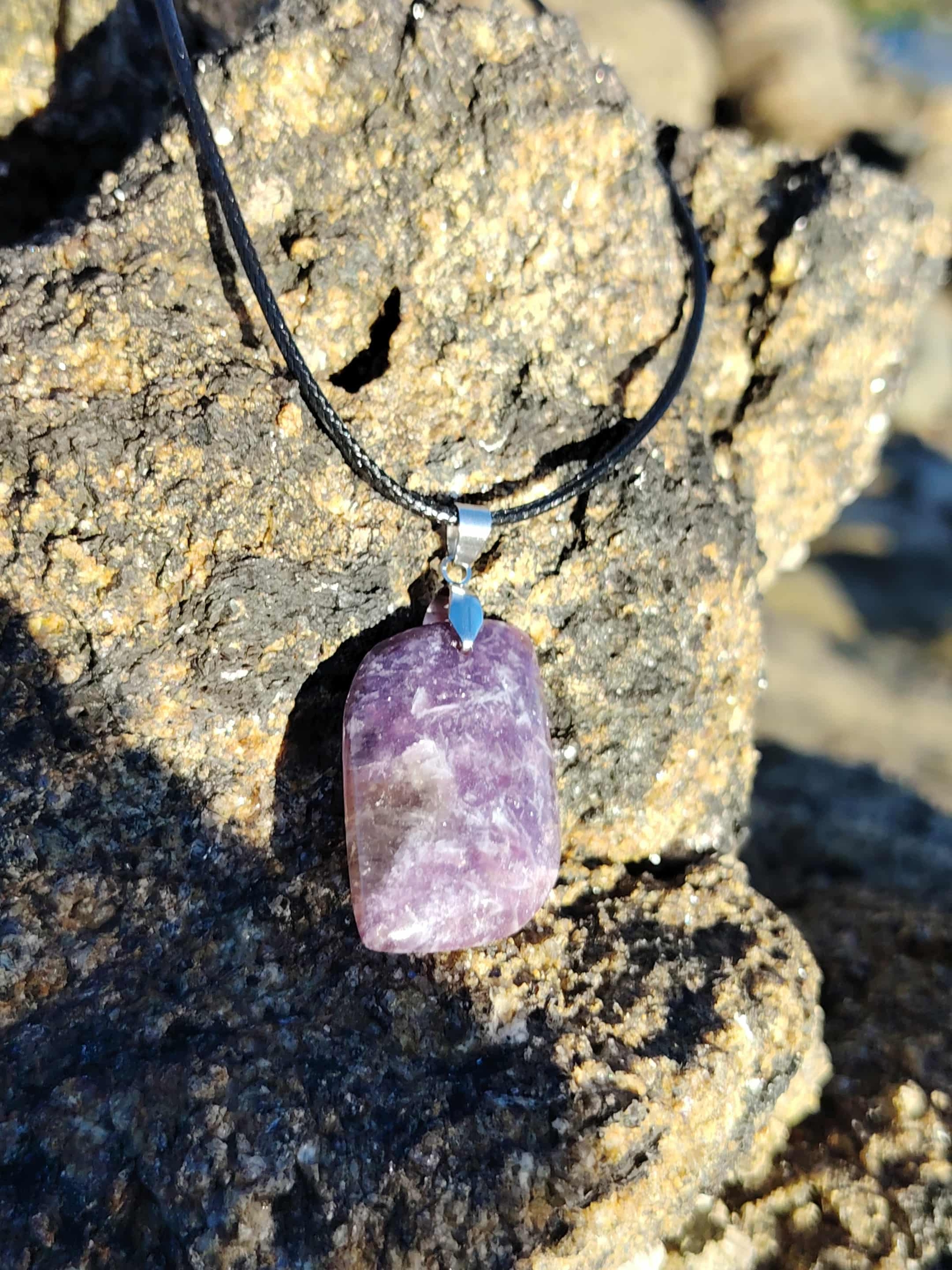 Collier pendentif lépidolite violette sur pierre naturelle, bijou en pierre naturelle associé à l’apaisement, à la clarté intérieure et à la sensibilité équilibrée.