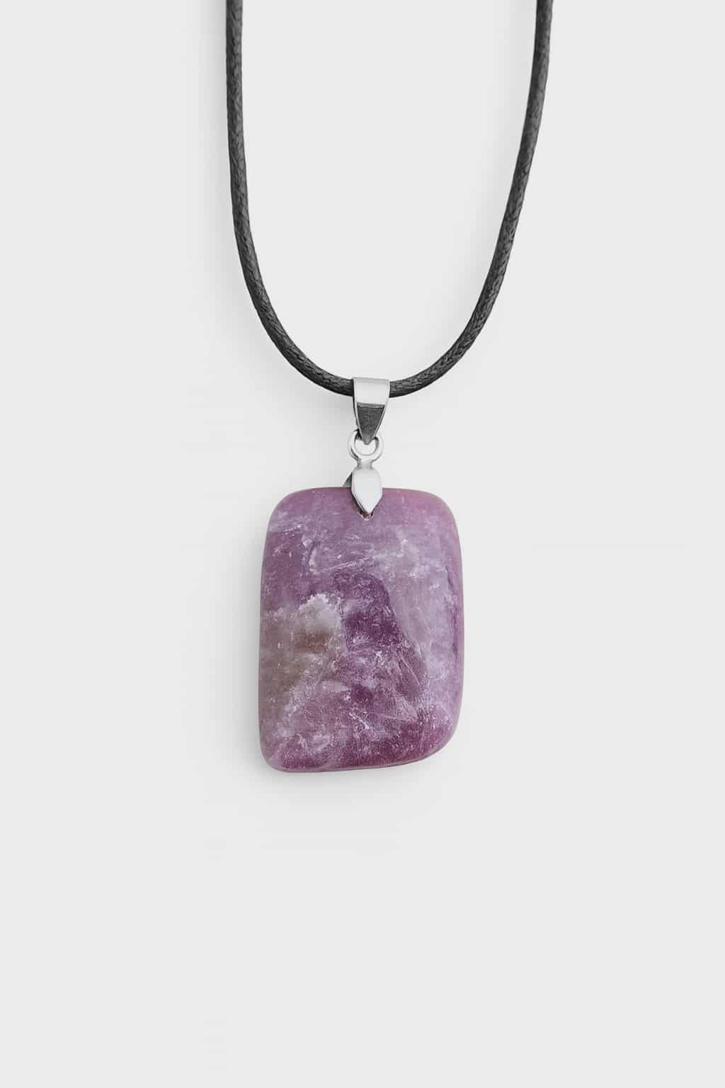 Pendentif lépidolite rectangulaire sur fond blanc avec cordon noir, collier en pierre naturelle relié à l’apaisement, à la sérénité et à l’équilibre intérieur.