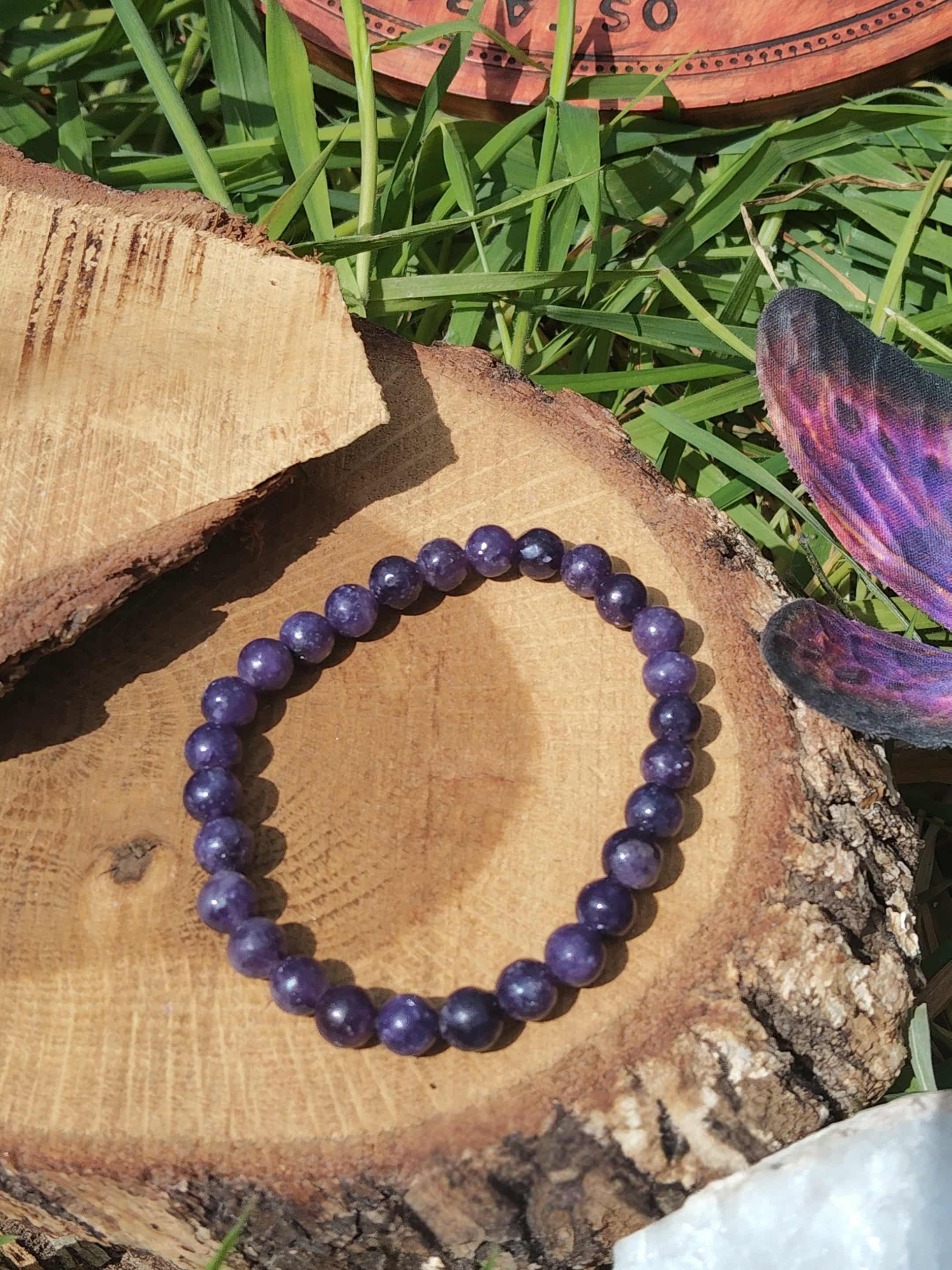 Bracelet lépidolite 6 mm sur rondin de bois avec décor féerique, détente profonde, lâcher-prise et repos du mental