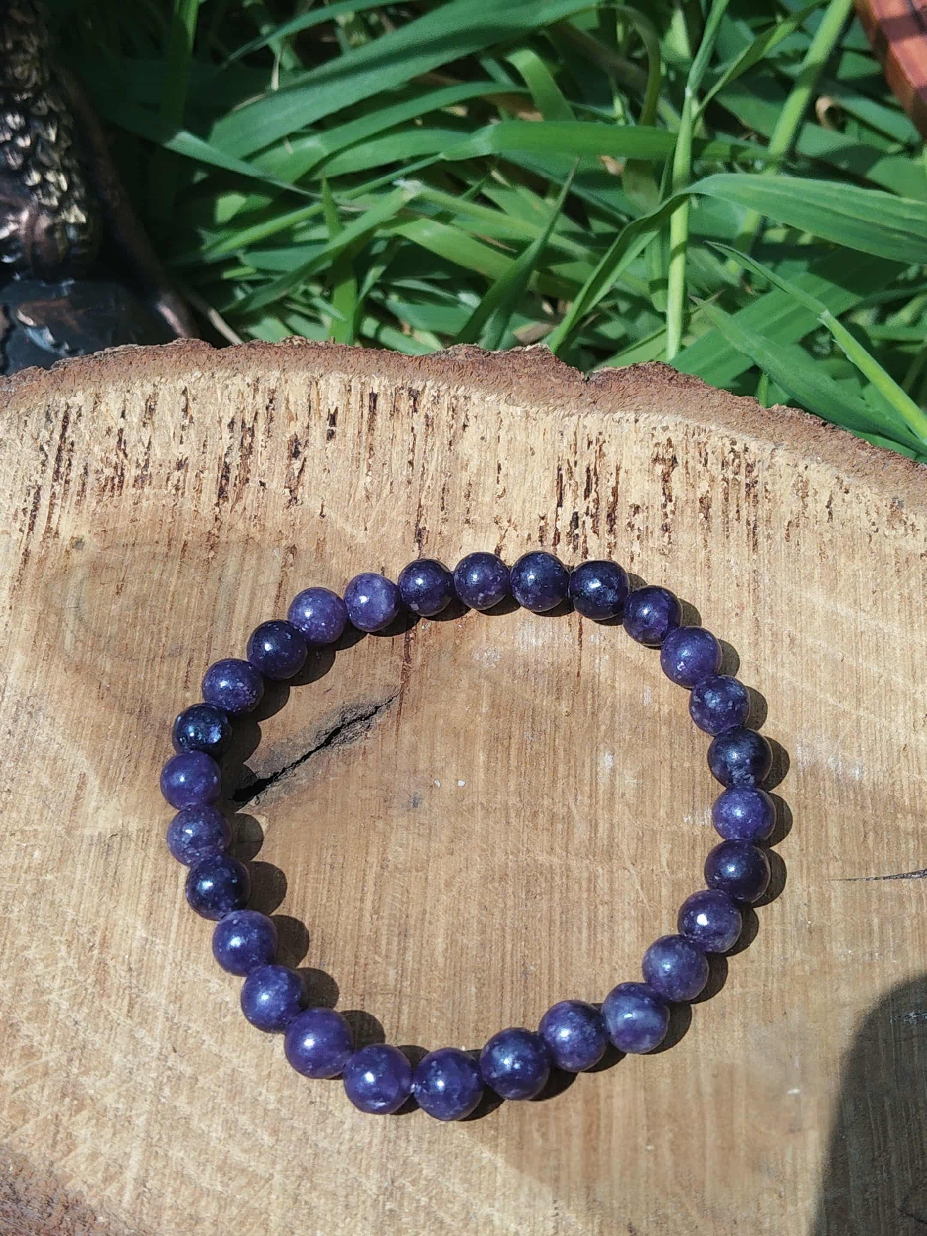 Bracelet lépidolite 6 mm sur rondin de bois avec papillon, perles naturelles violettes pour équilibre du ressenti, centrage et douceur intérieure