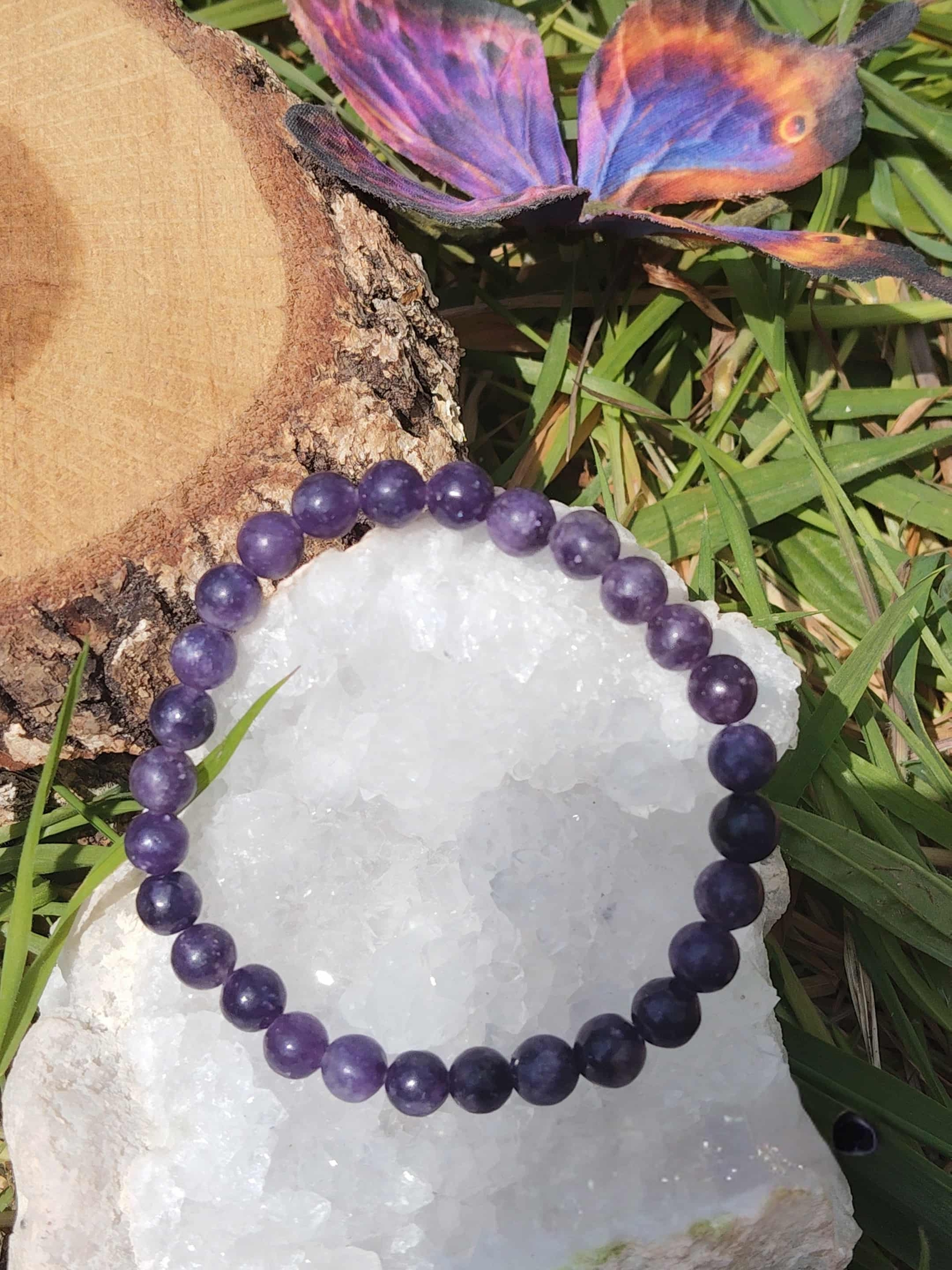 Bracelet lépidolite 6 mm sur amas de quartz avec décor papillon, clarté apaisée, harmonie intérieure et souffle émotionnel plus léger