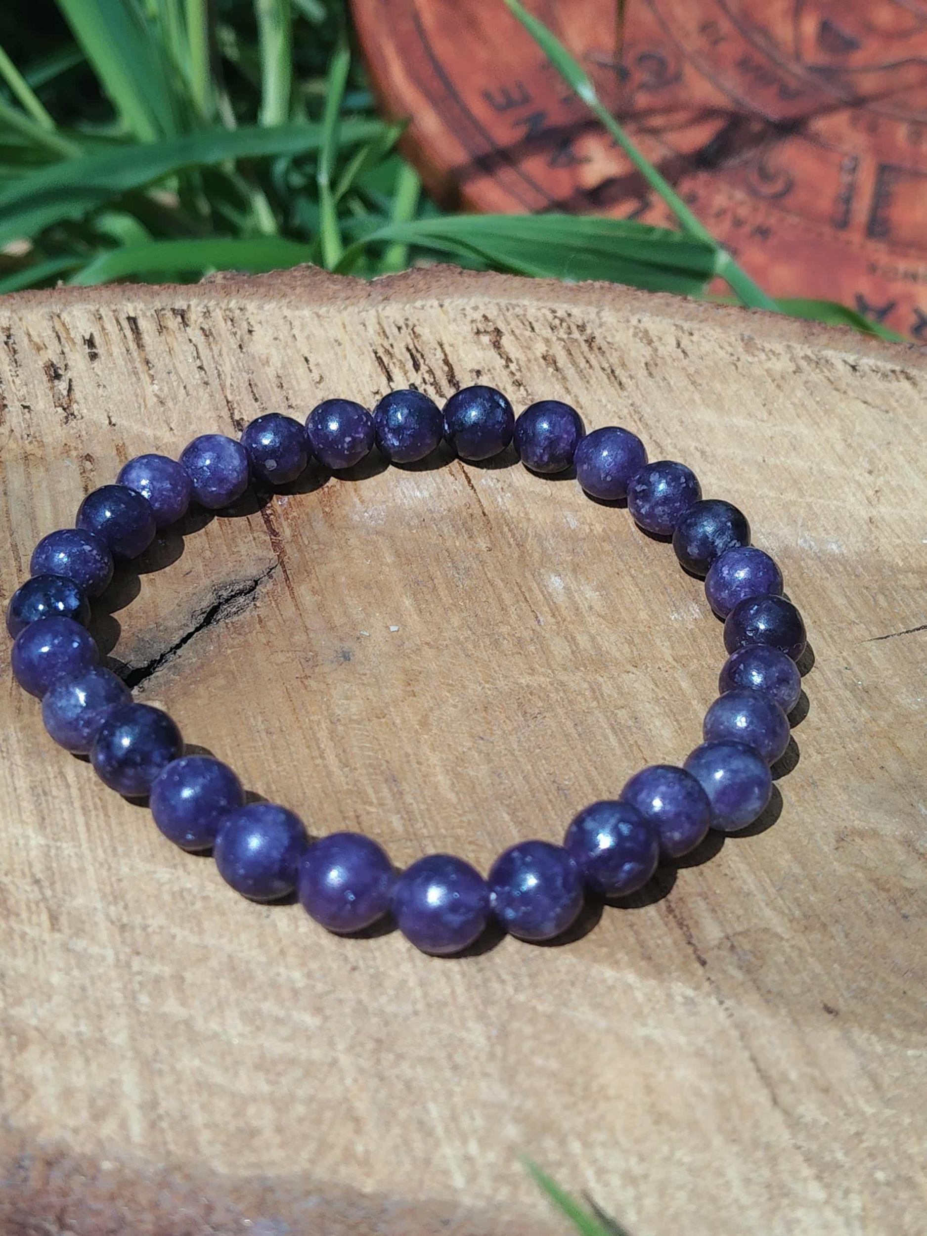 Bracelet lépidolite 6 mm sur support en bois, perles violettes naturelles pour détente mentale, apaisement du ressenti et sérénité intérieure