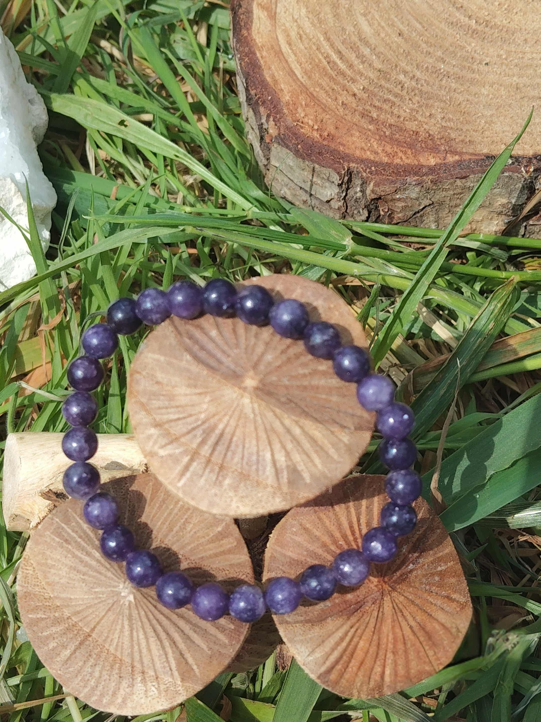 Bracelet lépidolite 6 mm sur rondins de bois avec herbe, perles violettes naturelles pour relâchement nerveux et recentrage paisible