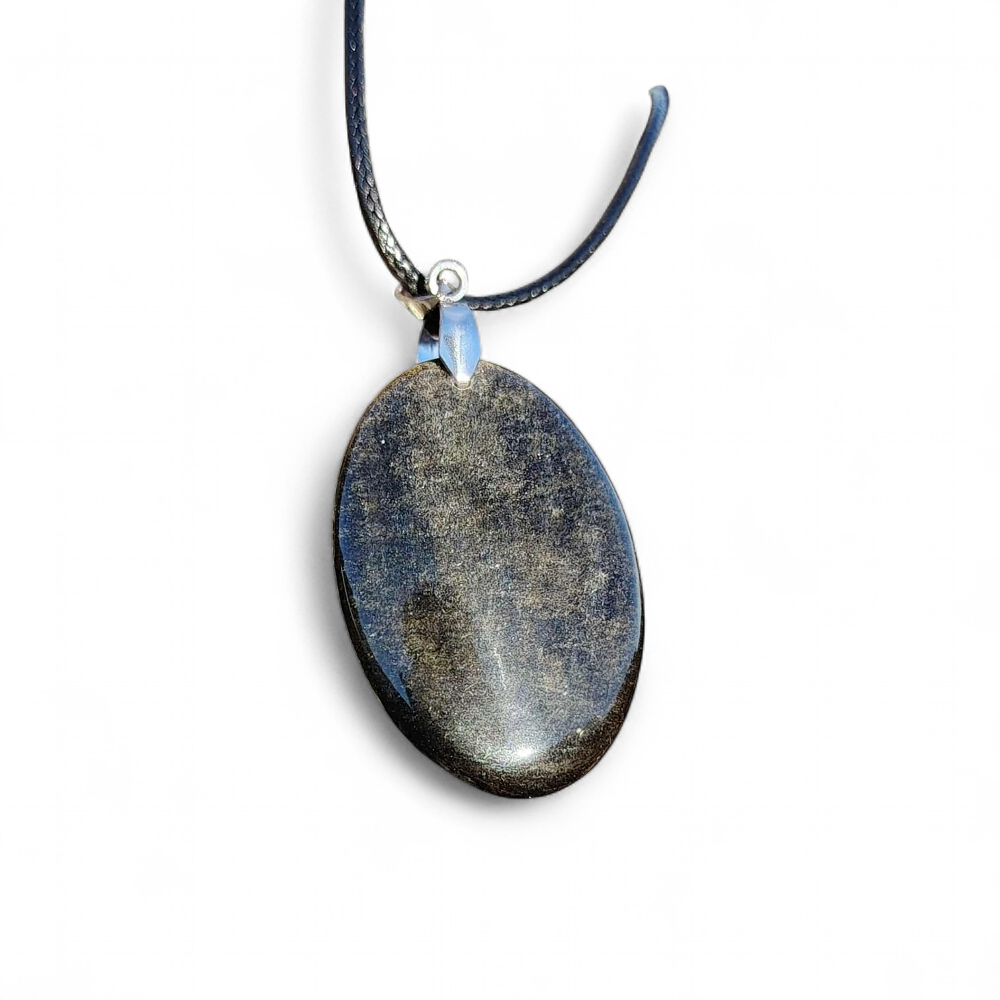 Pendentif obsidienne dorée sur fond blanc, bijou en pierre naturelle associé à la profondeur intérieure, à la protection énergétique et au recentrage.