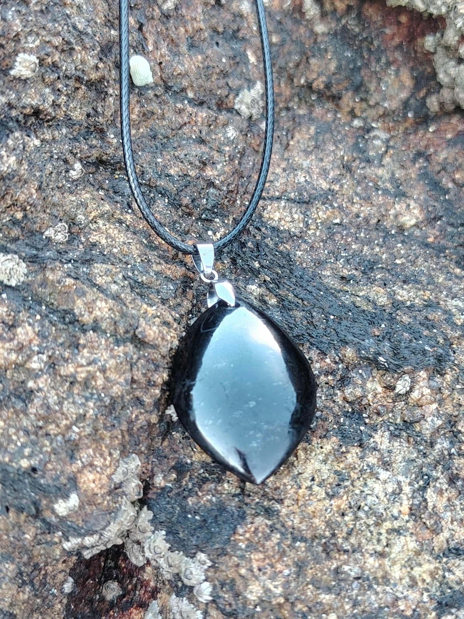 Pendentif tourmaline noire marquise sur roche naturelle, bijou en pierre naturelle associé au calme intérieur, à la confiance et à l’enracinement.