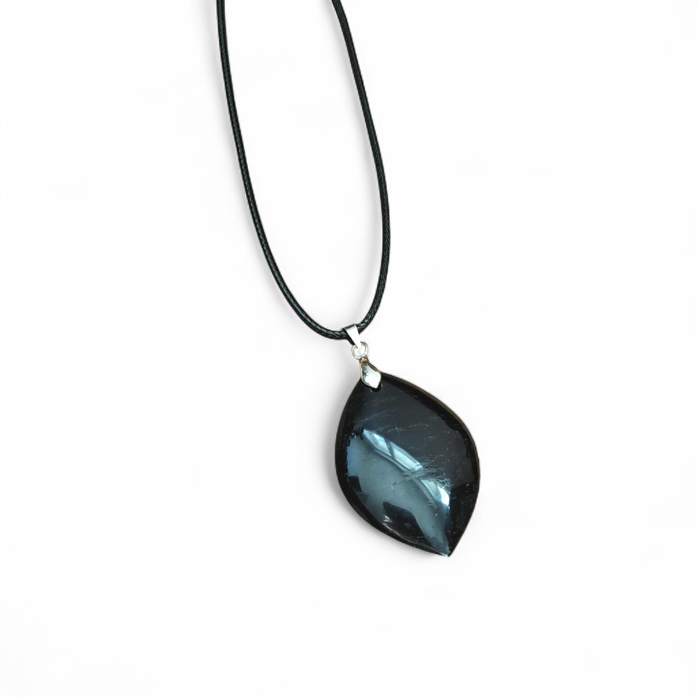 Pendentif tourmaline noire marquise sur fond blanc, bijou en pierre naturelle relié au recentrage, à la sécurité intérieure et à la force tranquille.
