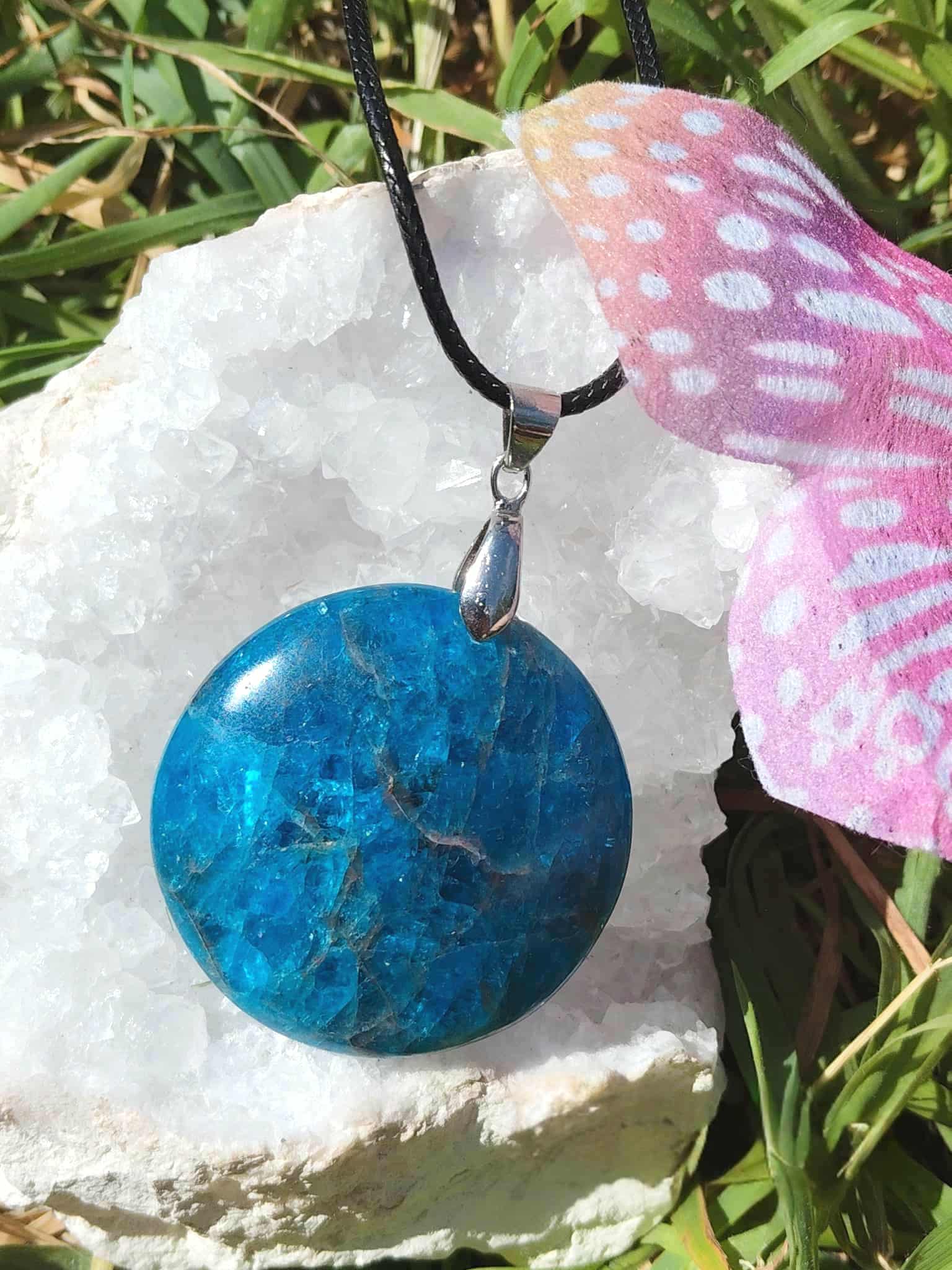 Pendentif apatite bleue sur pierre claire avec aile de papillon, bijou en pierre naturelle associé à la sensibilité équilibrée, à l’expression de soi et au calme.