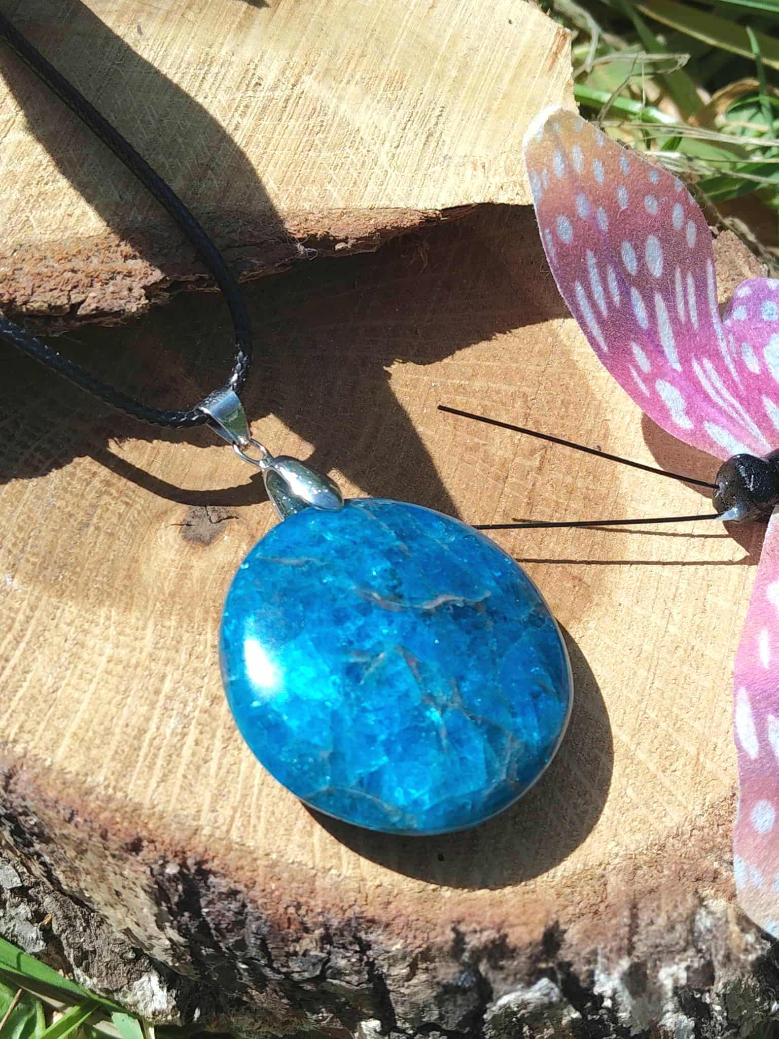 Pendentif apatite bleue naturelle, pierre associée à l’apaisement des émotions, au chakra gorge et à l’expression authentique.