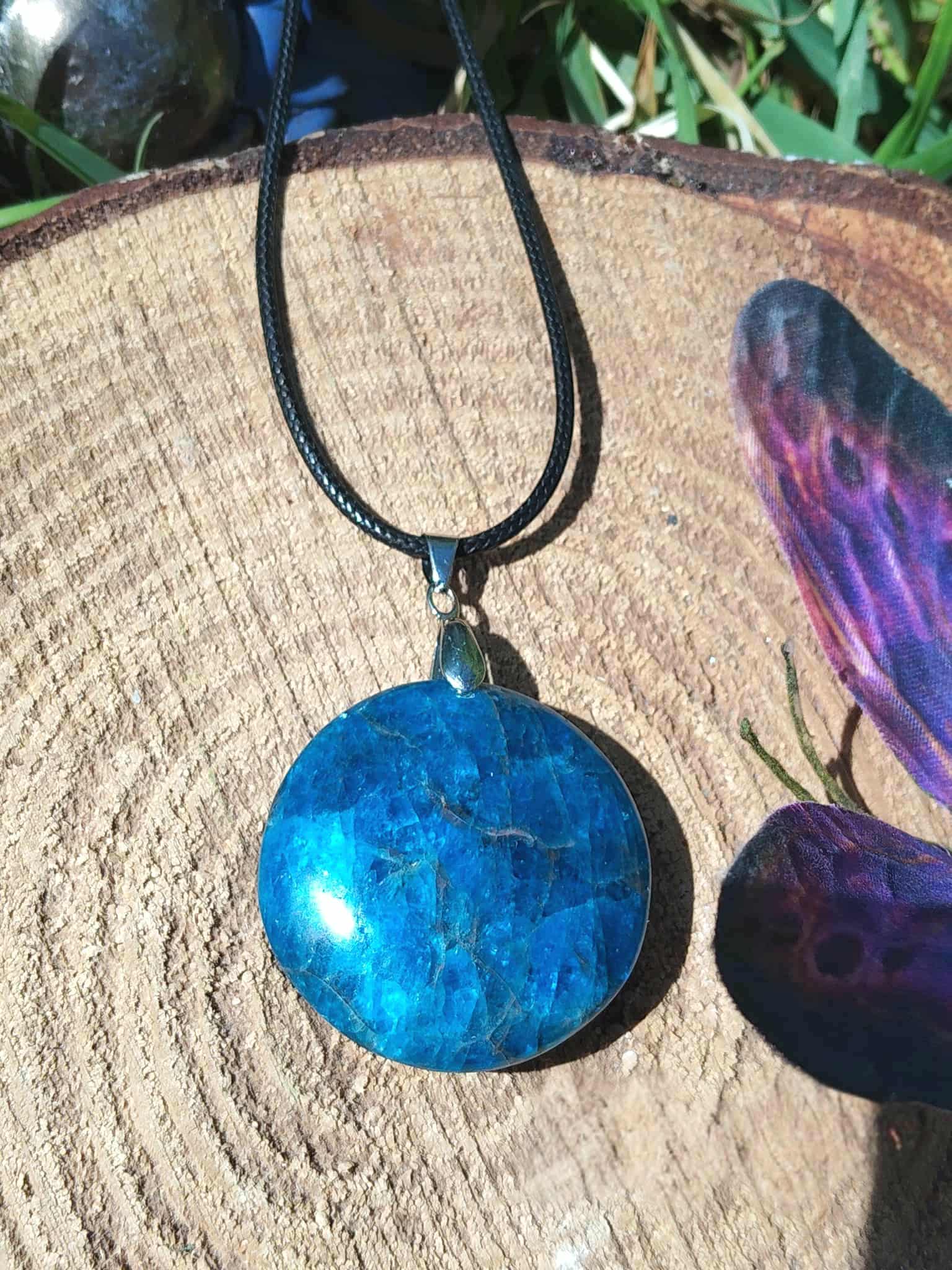 Pendentif apatite bleue sur bois avec papillon, bijou en pierre naturelle évoquant la confiance douce, la sérénité émotionnelle et la parole fluide.