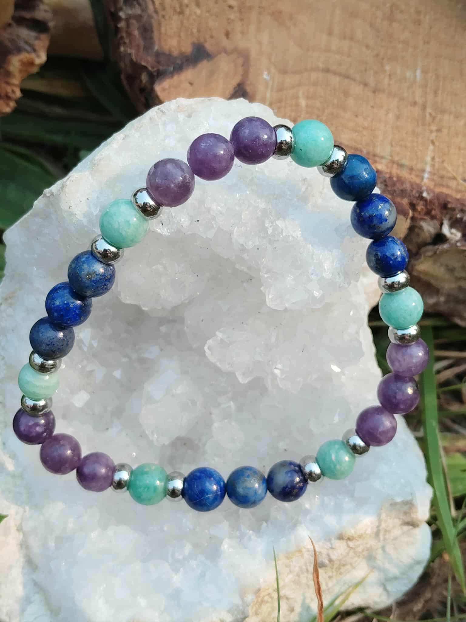 Bracelet pierres pour le stress sur amas de quartz, création Magic Gaïa en lapis lazuli, lépidolite et amazonite pour relâcher la pression