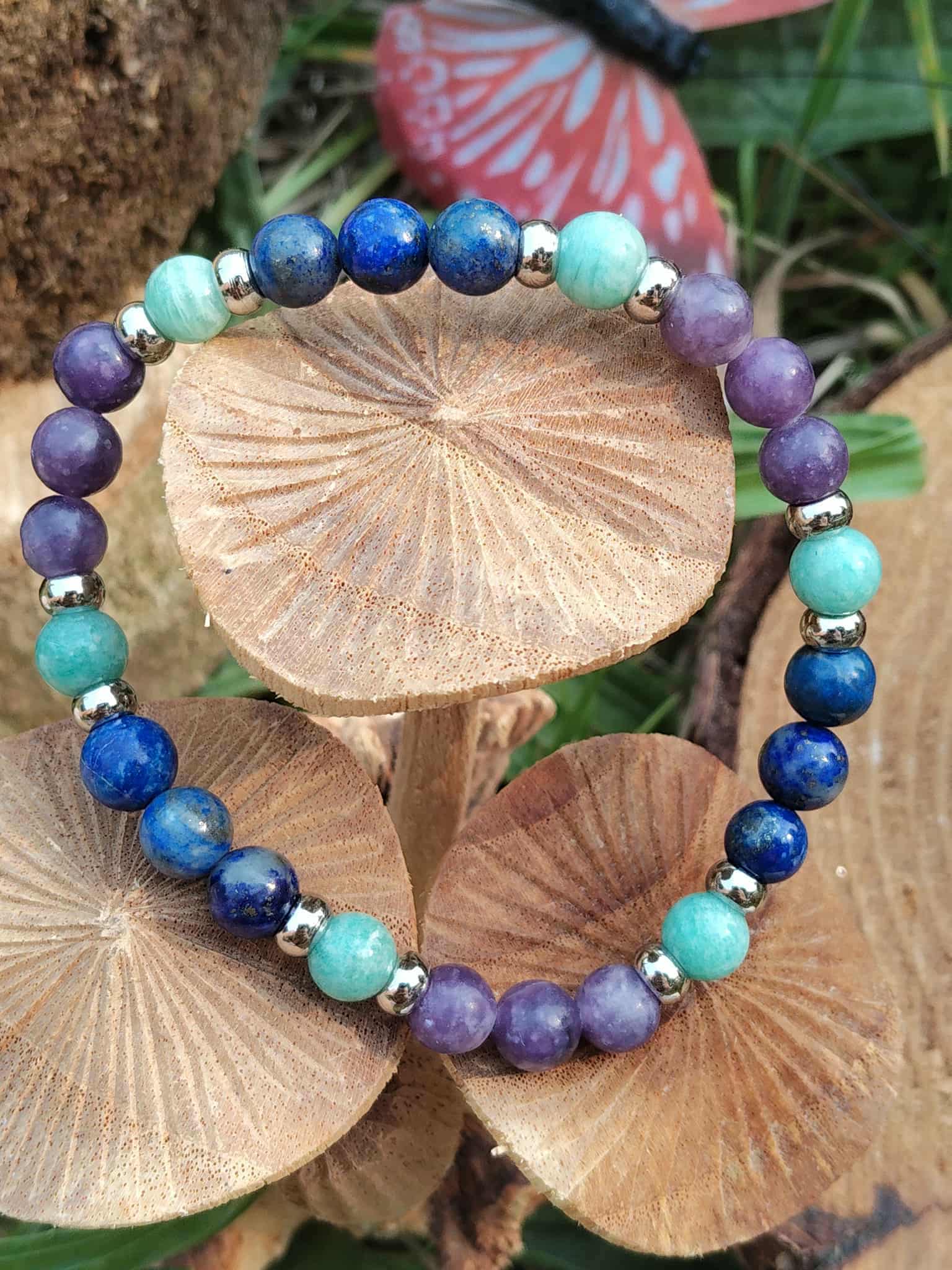 Bracelet Angoisse en lapis lazuli, lépidolite et amazonite sur champignons en décor forêt, apaisement émotionnel et retour au calme