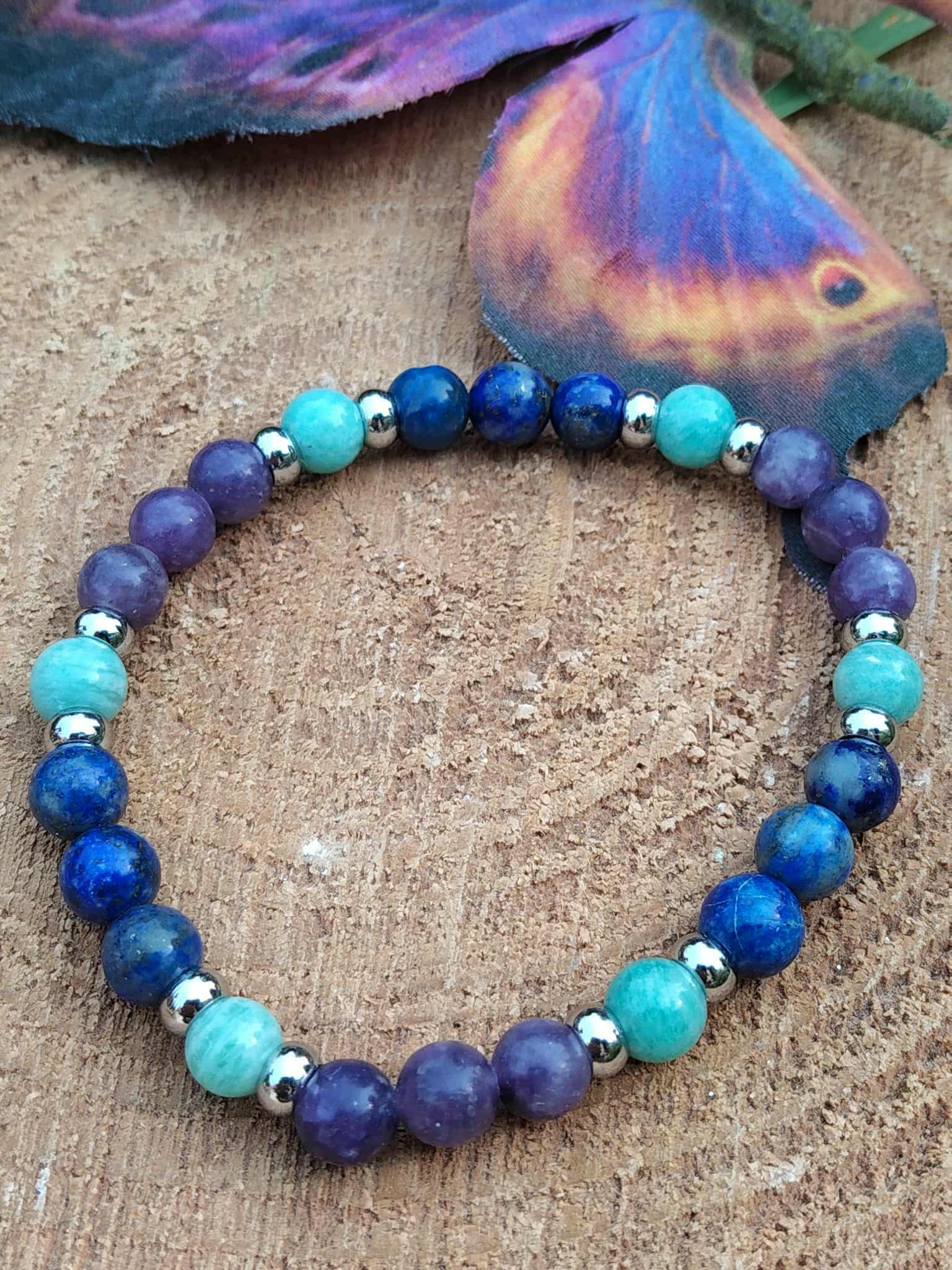 Bracelet Angoisse Magic Gaïa sur sable avec pierre irisée, bijou en pierres naturelles pour réassurance, stabilité du ressenti et paix intérieure
