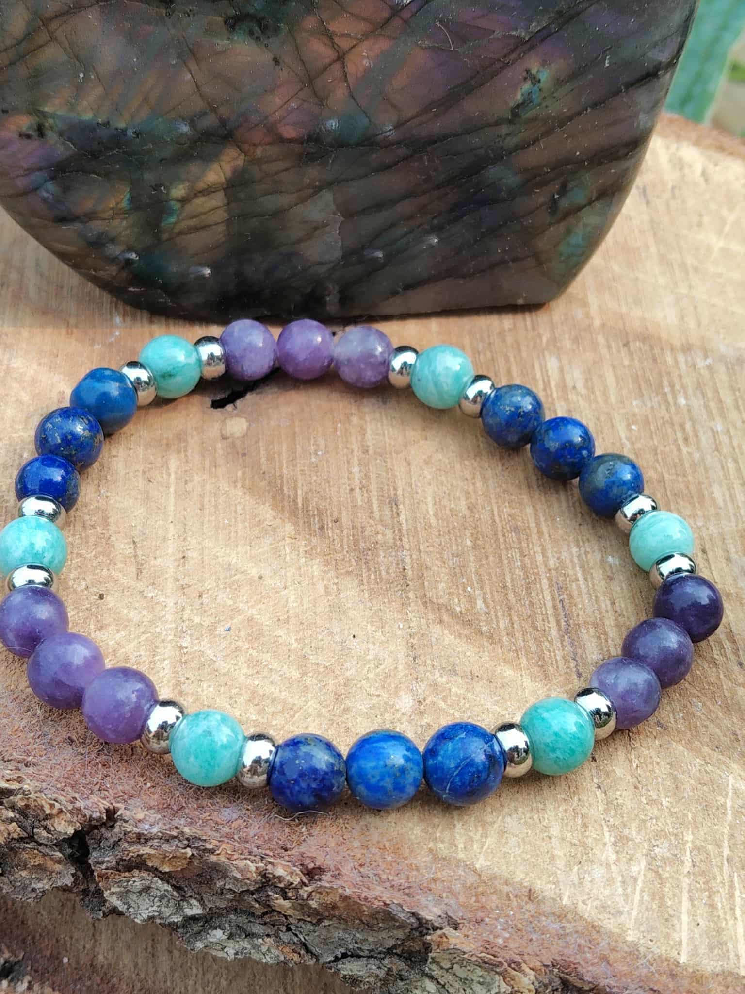 Bracelet anti-angoisse en lapis lazuli, lépidolite et amazonite sur bois naturel, soutien émotionnel, douceur intérieure et confiance
