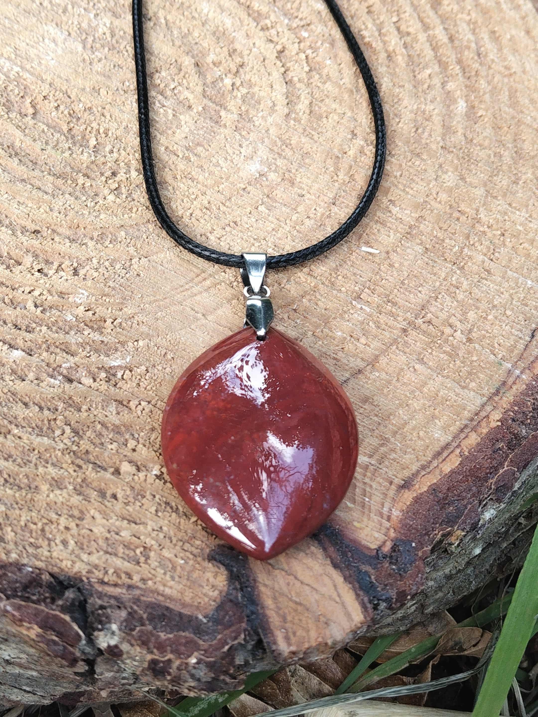 Collier jaspe rouge sur support bois, bijou en pierre naturelle associé au calme du cœur, à la stabilité émotionnelle et à la chaleur intérieure.