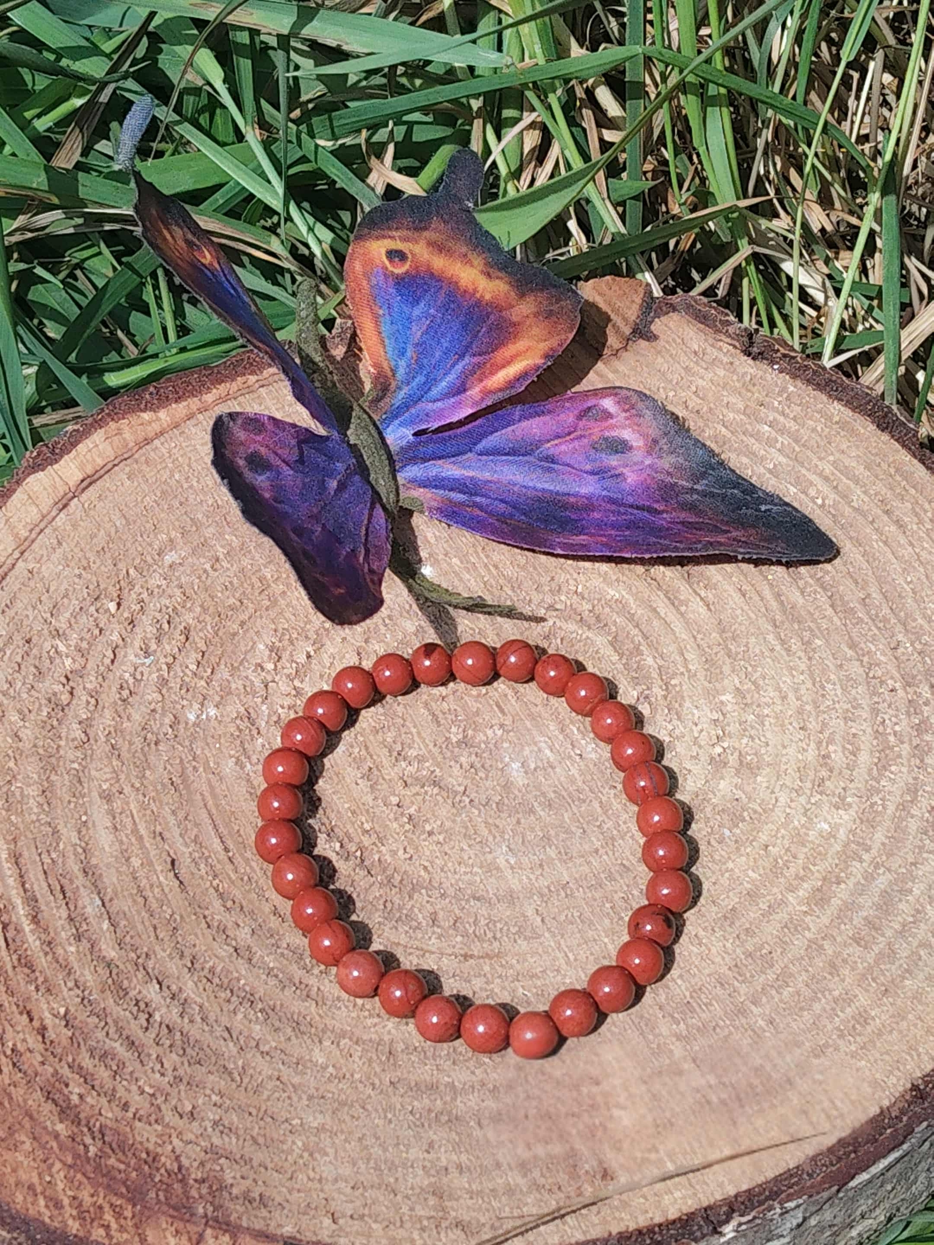 Bracelet jaspe rouge 6 mm sur bois avec papillon violet et herbes, perles rouge terracotta pour audace, aplomb et équilibre du ressenti