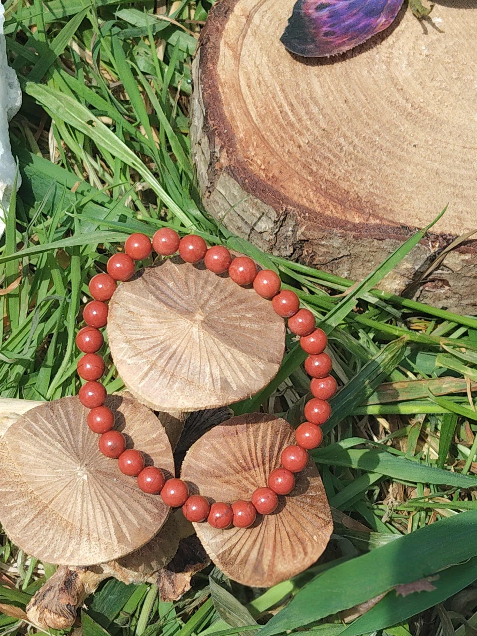 Bracelet jaspe rouge 6 mm sur grand disque de bois, perles rouge brun légèrement veinées, concentration, aplomb et détermination