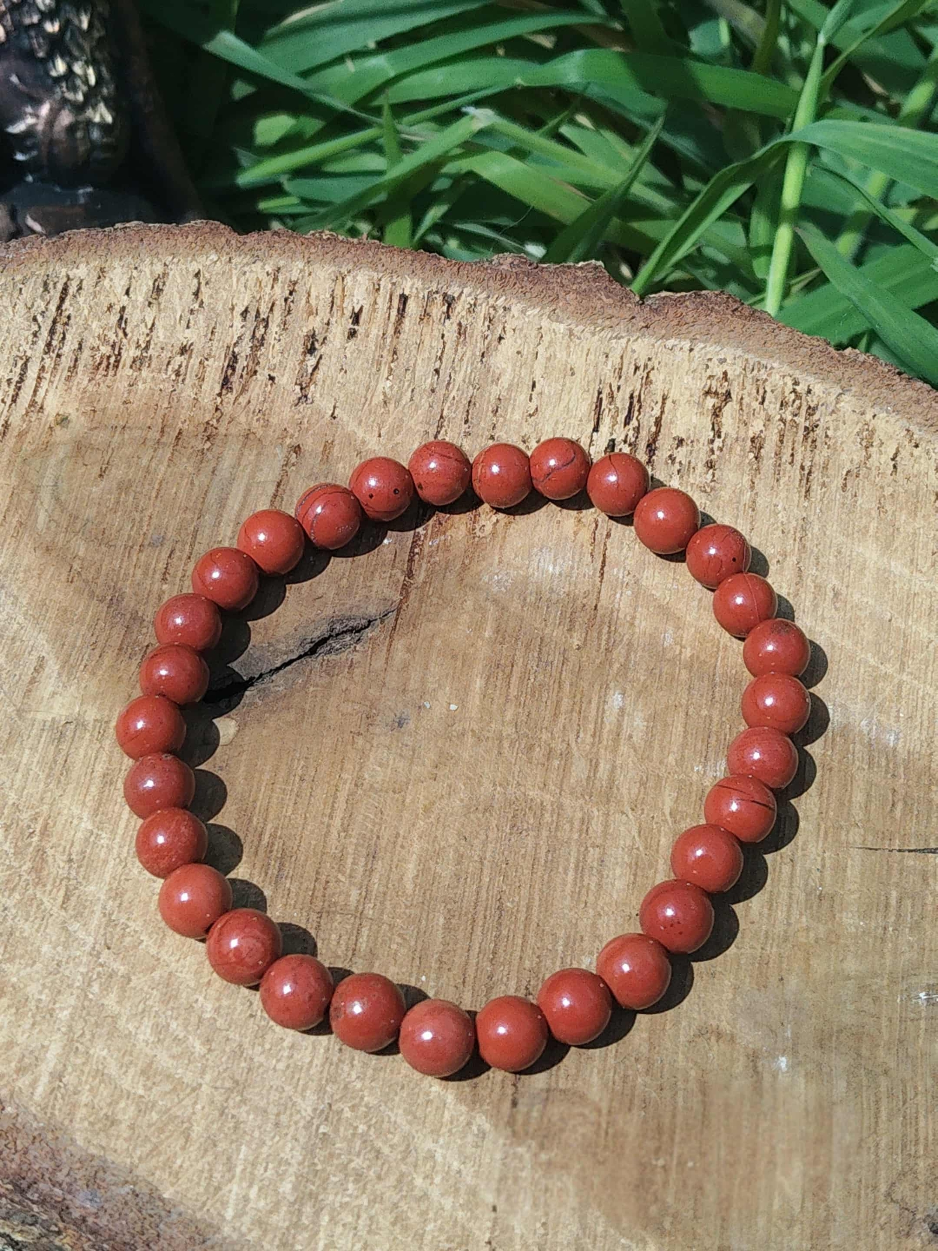 Bracelet jaspe rouge 6 mm sur grand disque de bois, perles rouge brun légèrement veinées, concentration, aplomb et détermination