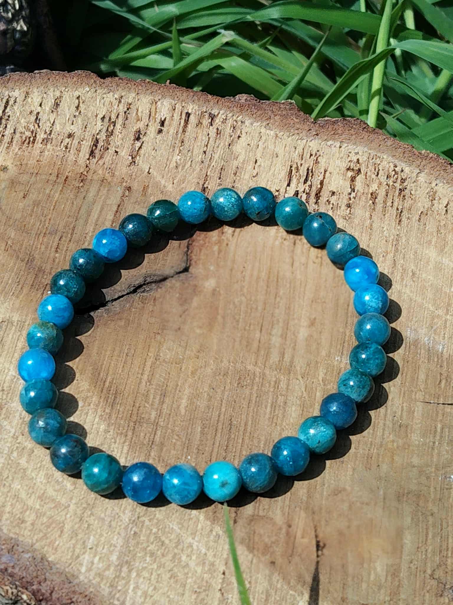 Bracelet apatite 6 mm sur rondin de bois, pierre naturelle pour motivation stable, concentration et passage à l’action
