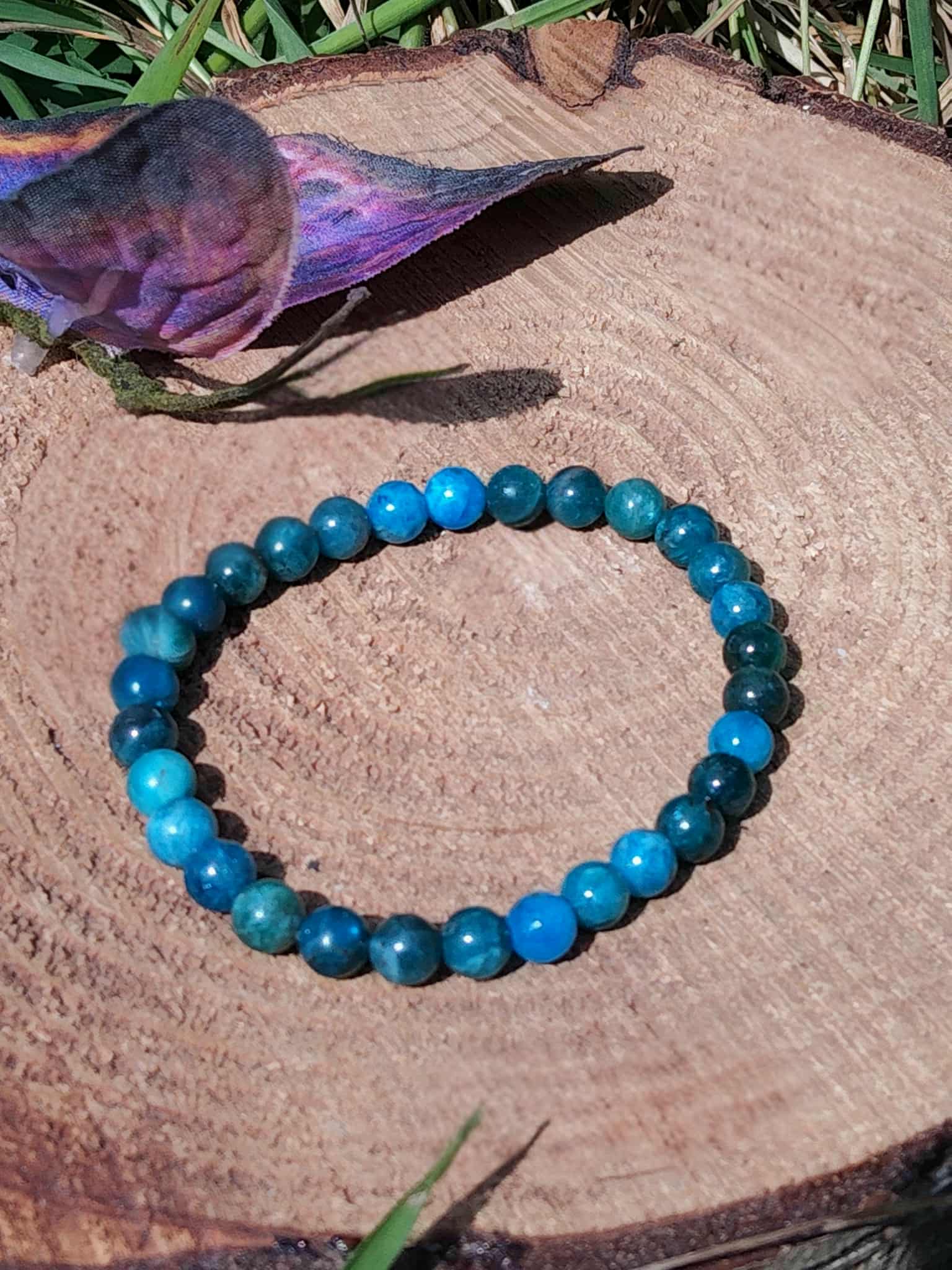 Bracelet apatite bleue 6 mm sur bois avec papillon, soutien doux pour le stress, la régulation émotionnelle et une humeur plus légère