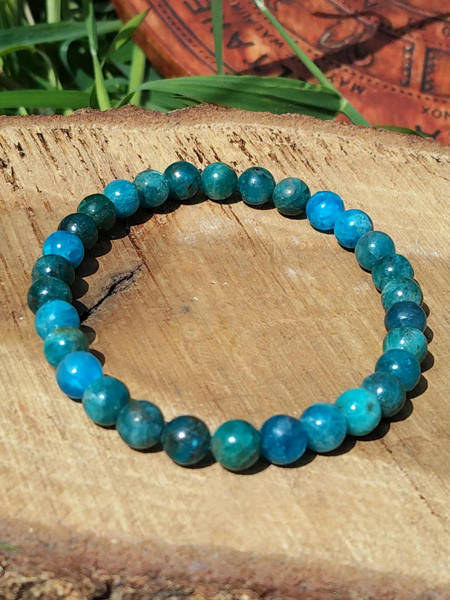 Bracelet apatite bleue 6 mm sur rondin de bois, pierre naturelle associée à l’intuition, à la parole fluide et à l’ouverture du chakra gorge