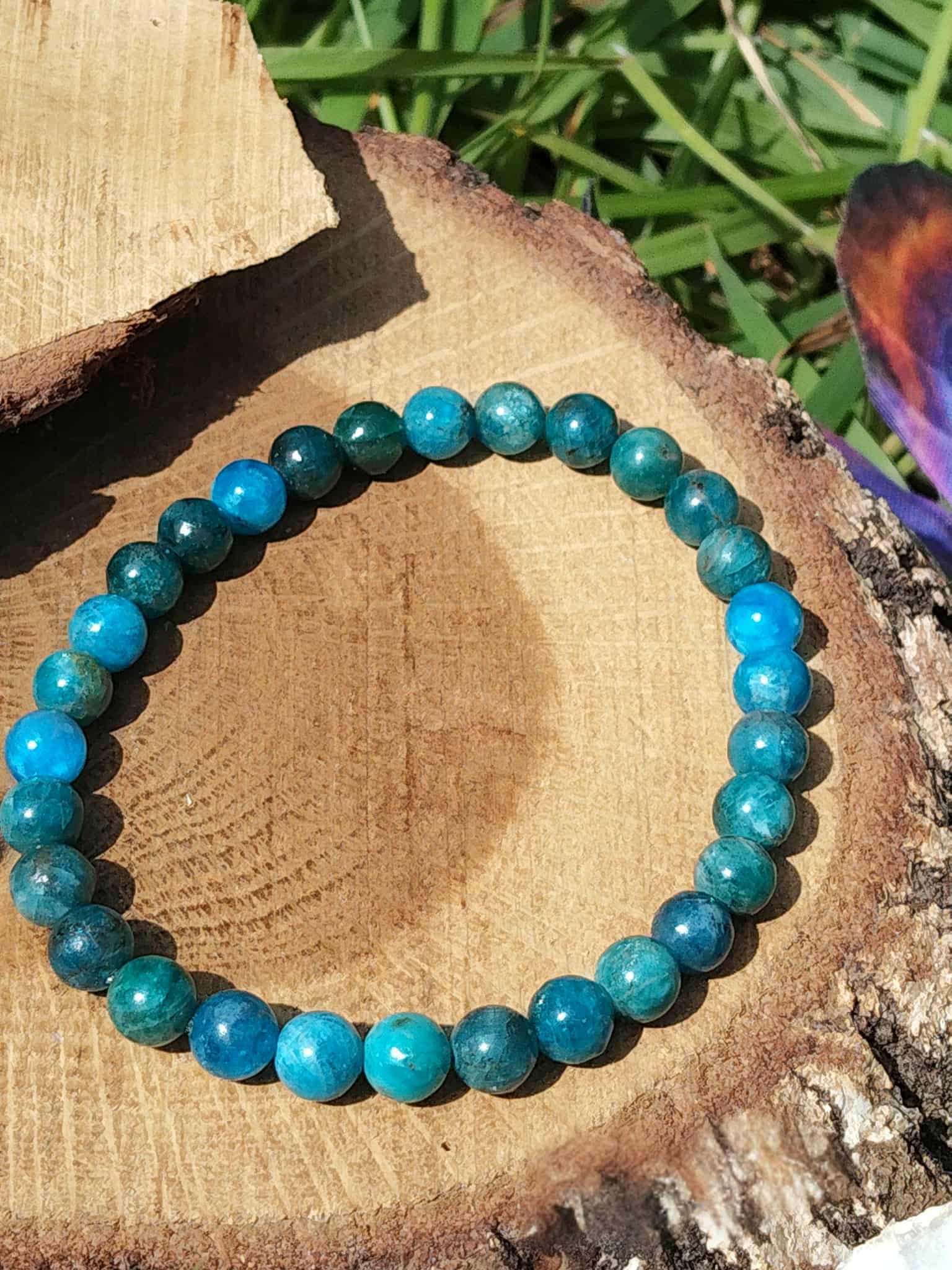 Bracelet apatite lithothérapie sur rondin de bois, perles bleues 6 mm pour inspiration intérieure, lucidité et écoute subtile