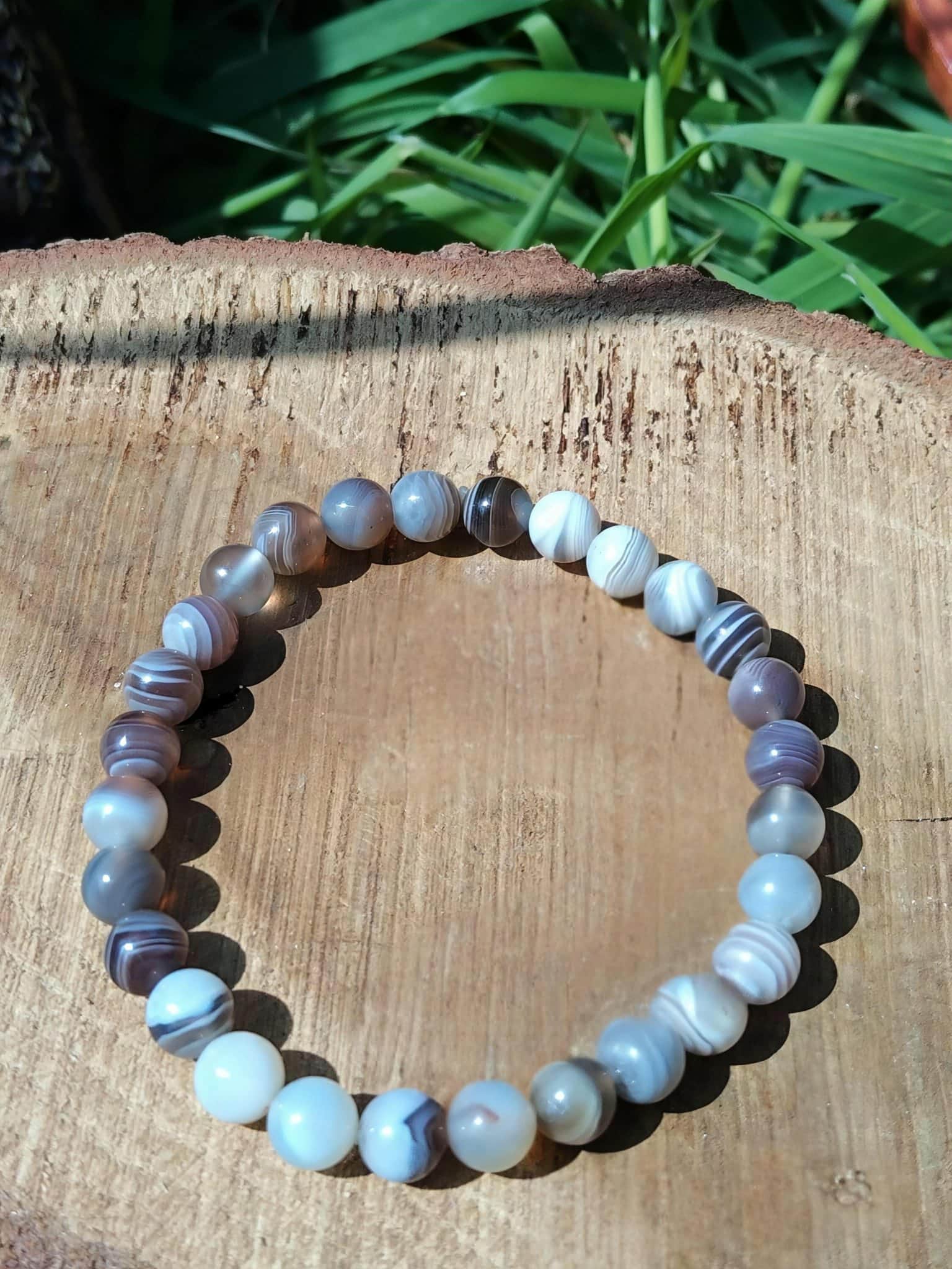 Bracelet Agate du Botswana en extérieur, pierre naturelle 6 mm en lumière du jour, clarté mentale et recentrage