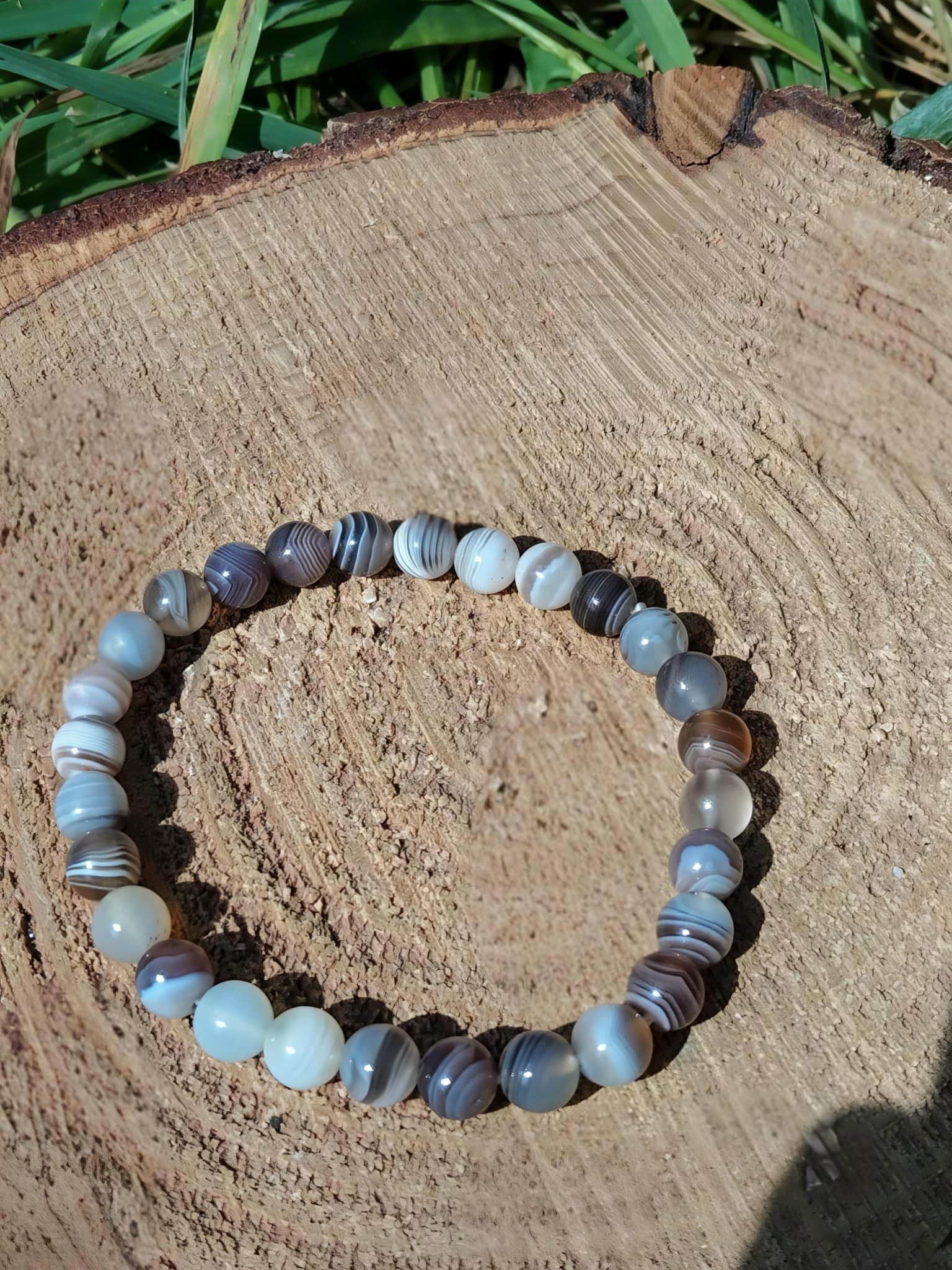 Bracelet Agate du Botswana sur cercle de bois, bracelet en pierre naturelle 6 mm, réconfort profond et confiance tranquille.