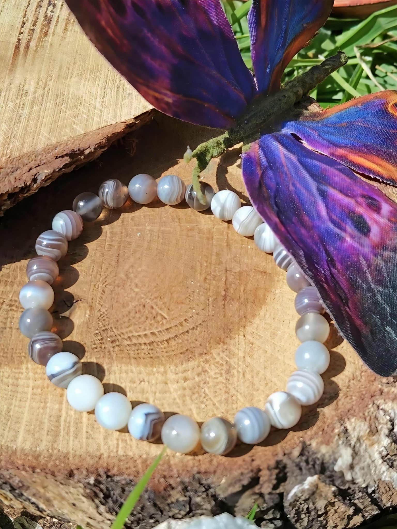 Bracelet Agate du Botswana sur rondin de bois avec papillon, soutien émotionnel, douceur intérieure et reprise d’élan