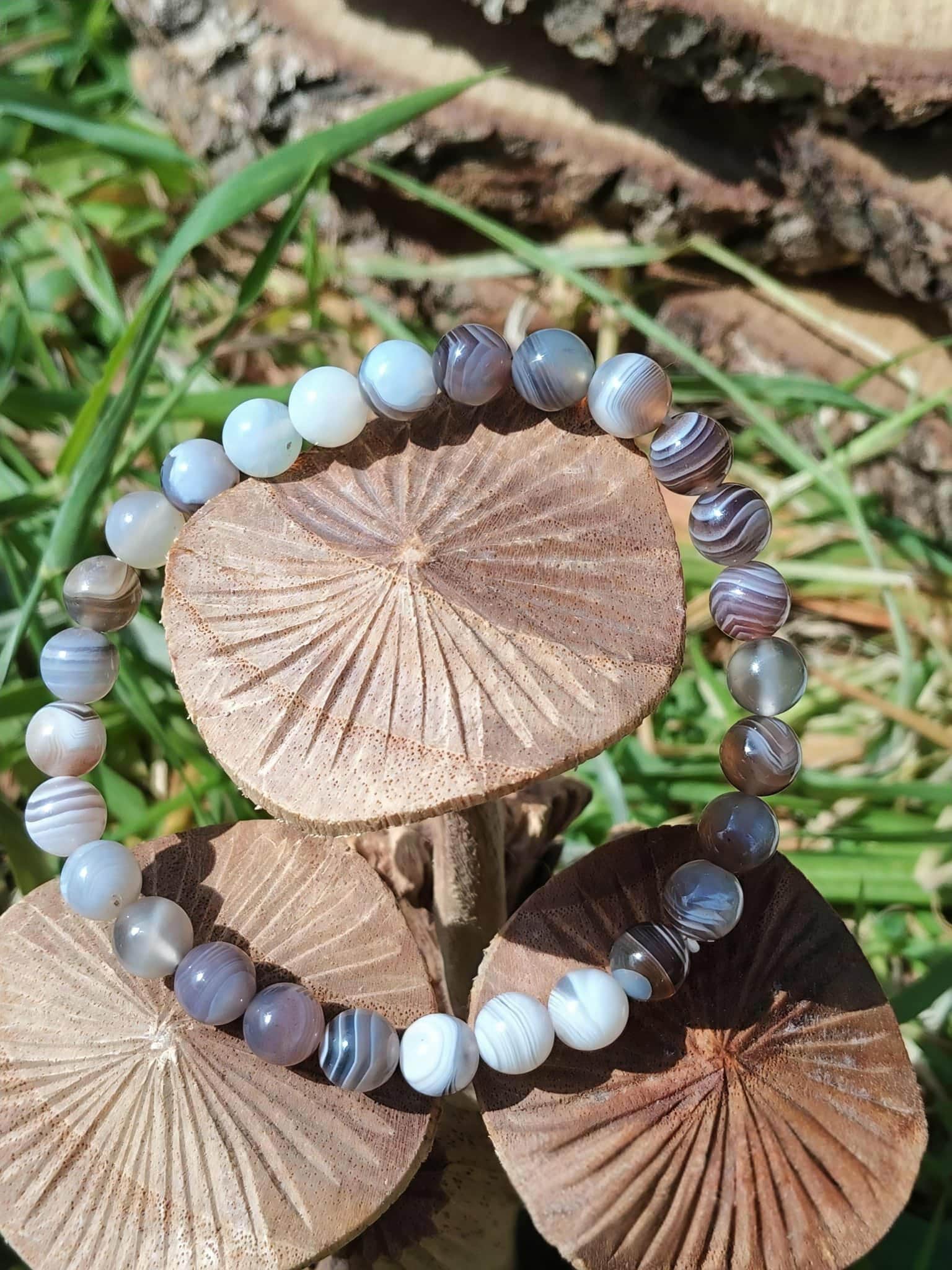 Bracelet Agate du Botswana en décor nature avec champignons, bracelet 6 mm, sérénité durable et respiration émotionnelle