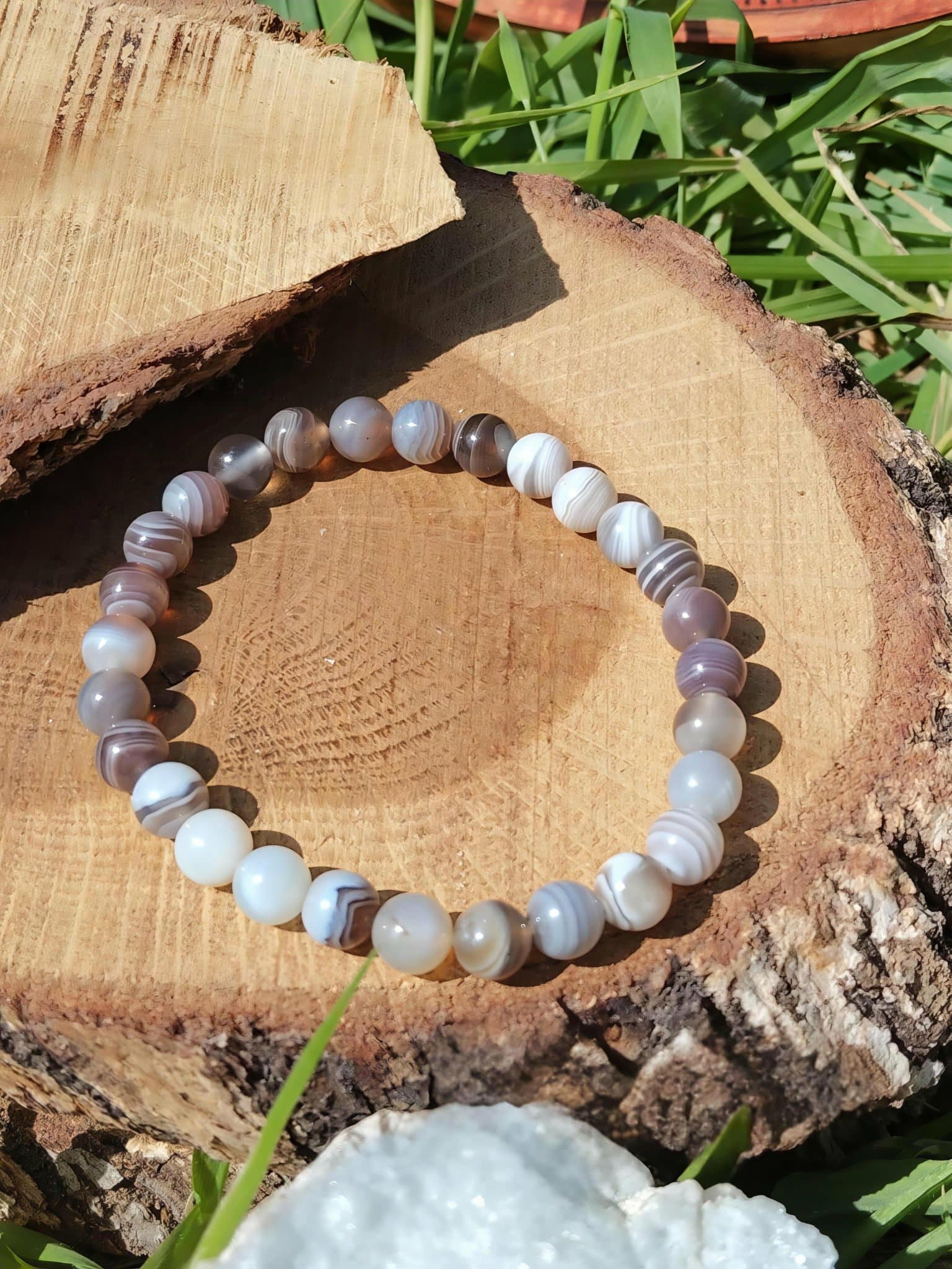 Bracelet Agate du Botswana sur support en bois naturel, perles naturelles 6 mm, consolation douce et paix retrouvée.