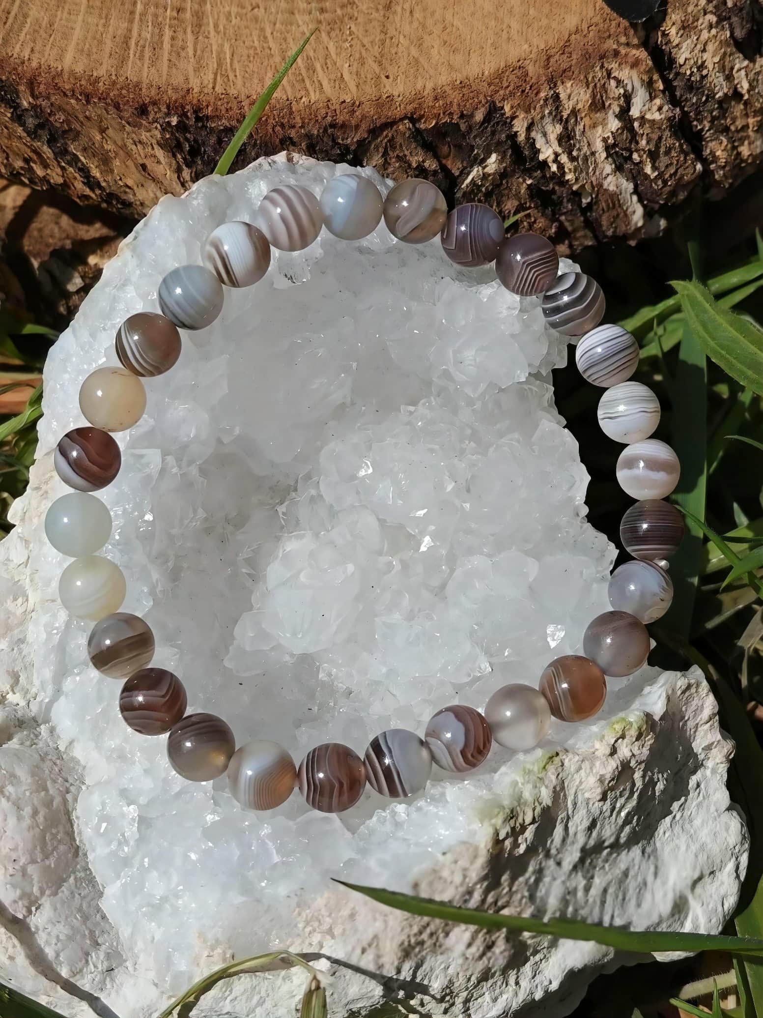 Bracelet Agate du Botswana 6 mm sur un amas de quartz, perles naturelles, calme des pensées et stabilité intérieure