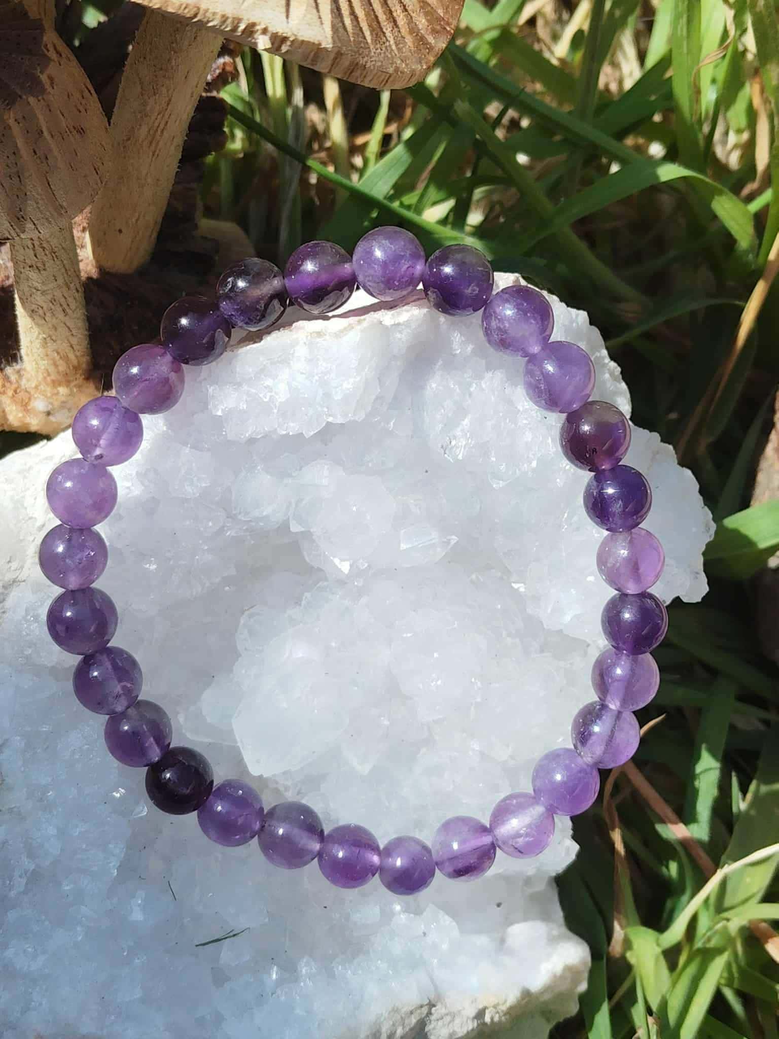 Bijou améthyste sur amas de quartz en décor nature, bracelet en pierre naturelle associé à la méditation, à l’inspiration et à l’harmonie