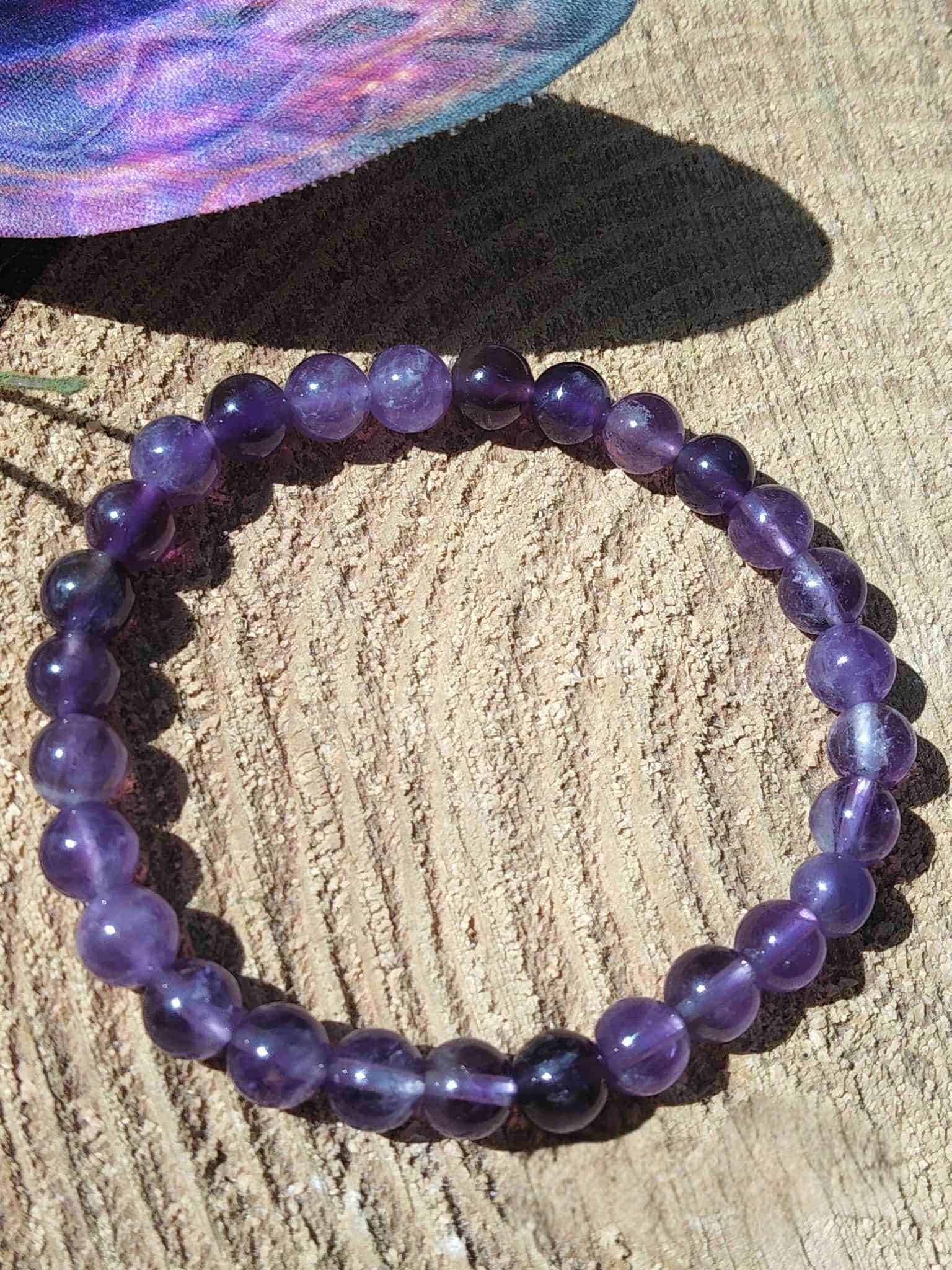 Bracelet améthyste sur rondin de bois avec papillon, perles polies 6 mm pour paix intérieure, intuition et équilibre émotionnel